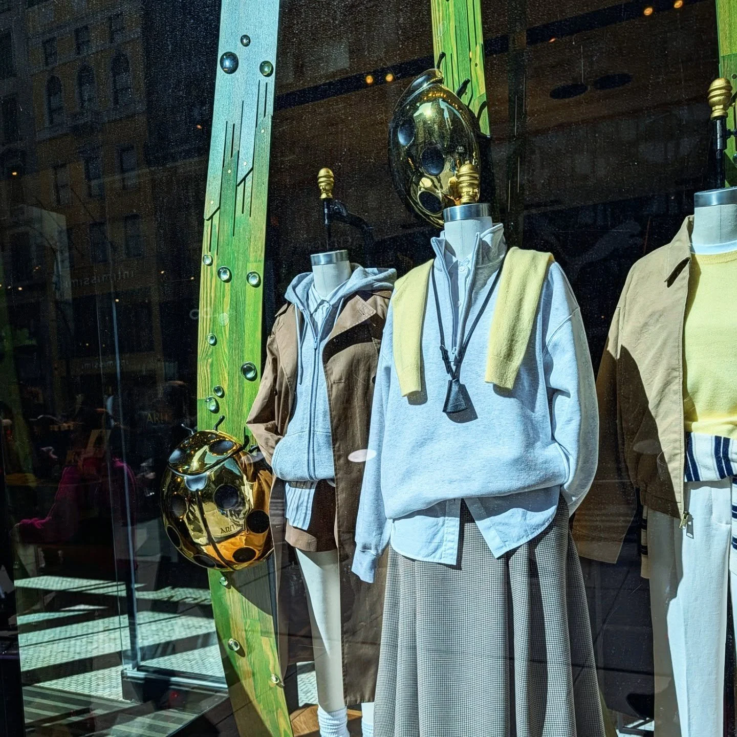 The windows on 5th Ave for @aritzia with lady bugs walking on grass blades but the over sized cat stuffed into the window was quite a surprise 

#styledirector #creativedirector #teampixel