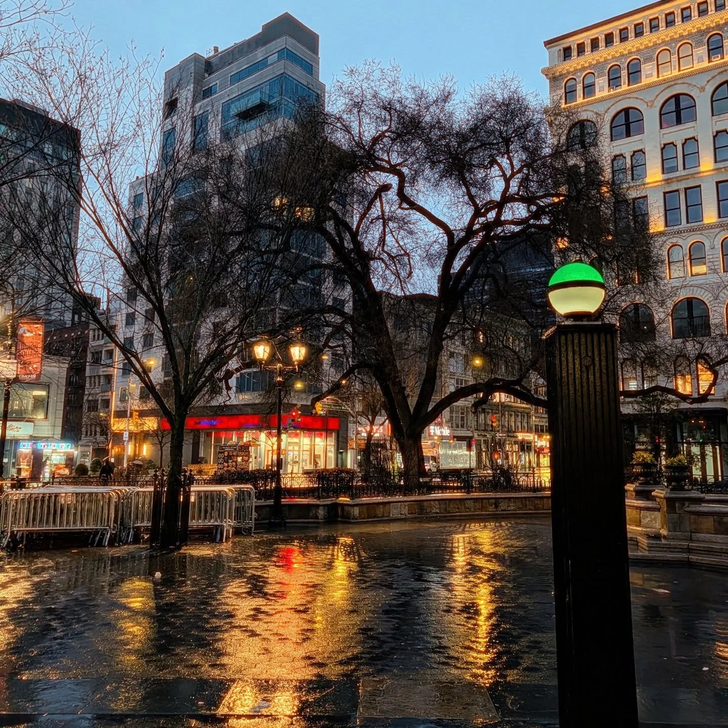 Rainy Spring Monday but at least it's not snowing and I'm rocking a lighter jacket on the way to @saltdrop for @athleisuremag fun fitness workout at @saltdrop to jumpstart the morning!

#athleisuremagsummit #styledirector #creativedirector #teampixel