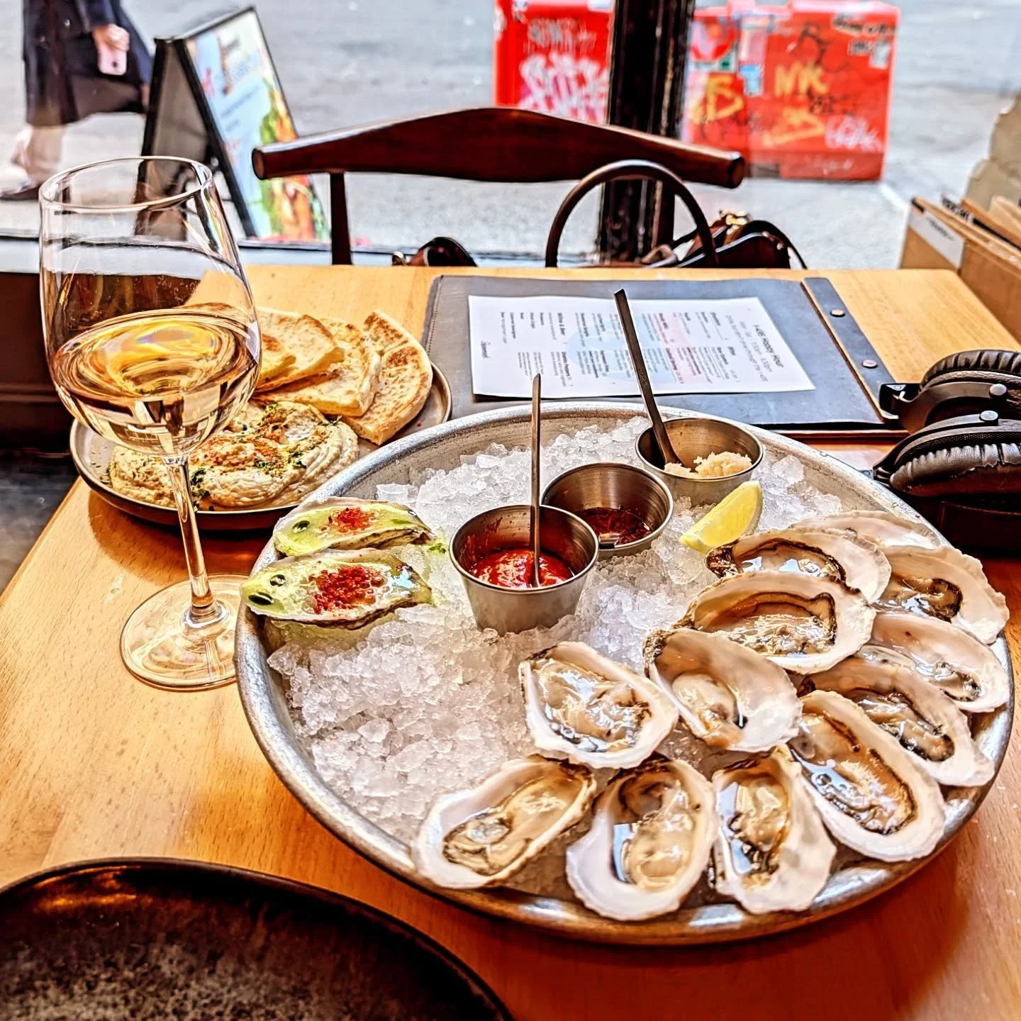 Little nibbles #happyhour all day #oysters 

#styledirector #creativeditector #teampixel