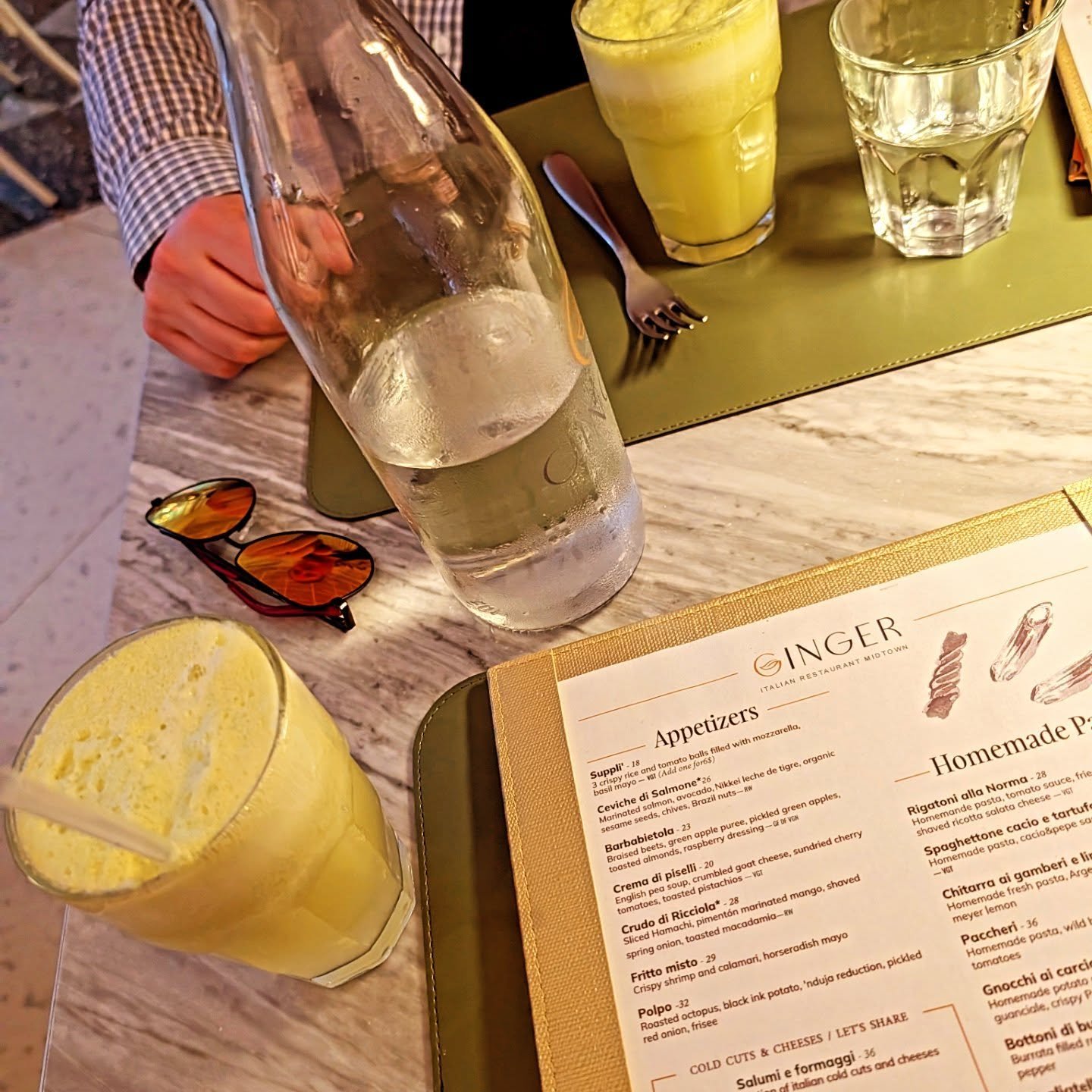 Tonight we had a bright and satisfying dinner at @gingerristoranti.ny which mixes satisfying Italian dishes with #wellness focuses. We enjoyed their juices, cocktails, pasta, burrata and more!

#styledirector #creativedirector #teampixel