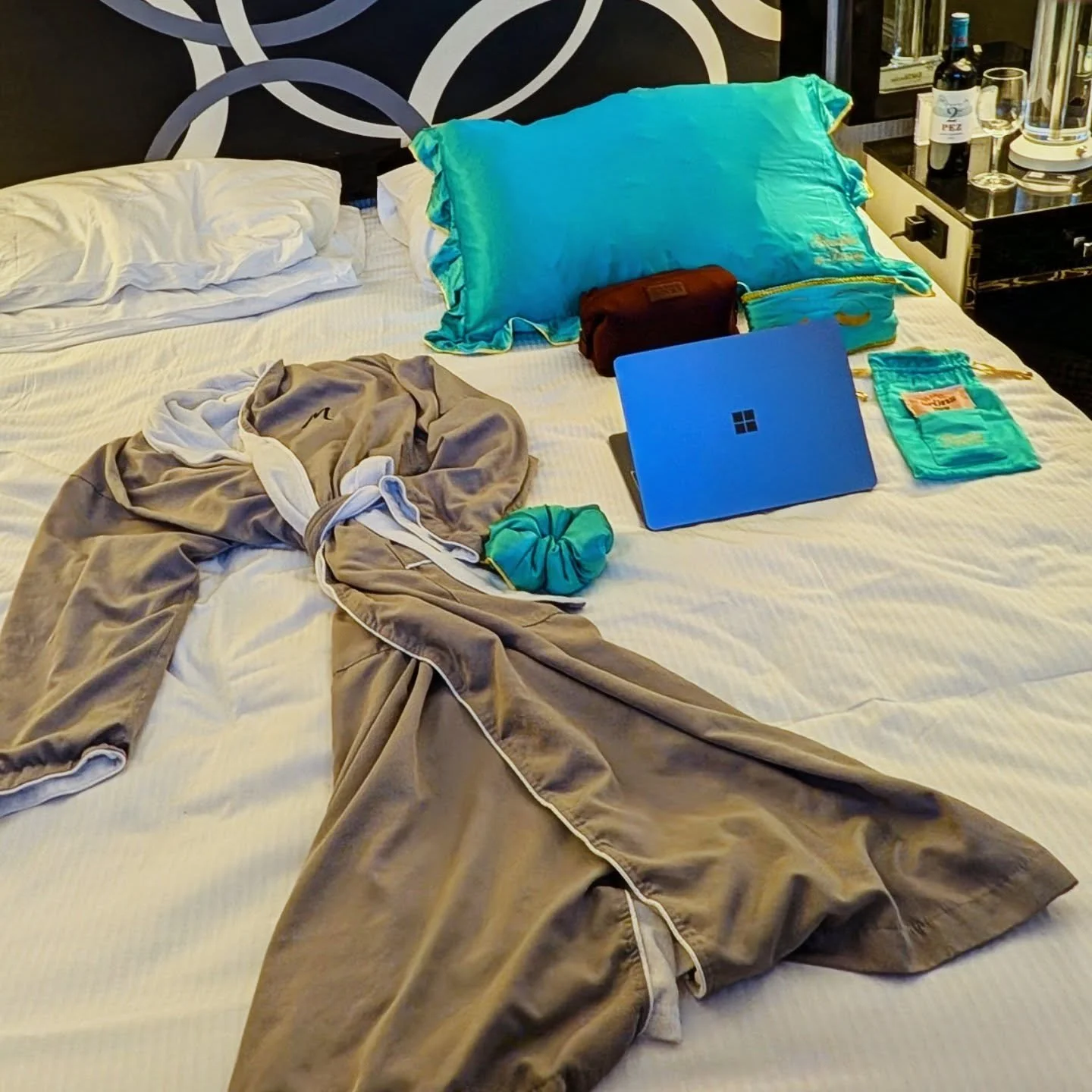 A little R&amp;R before a busy day tomorrow! I am such a fan of silk scrunchies, silk pillows and more! Love @drowsysleepco and their #breakfastattiffanys
collection. A little beauty and a little work.

#styledirector #creativedirector #teampixel