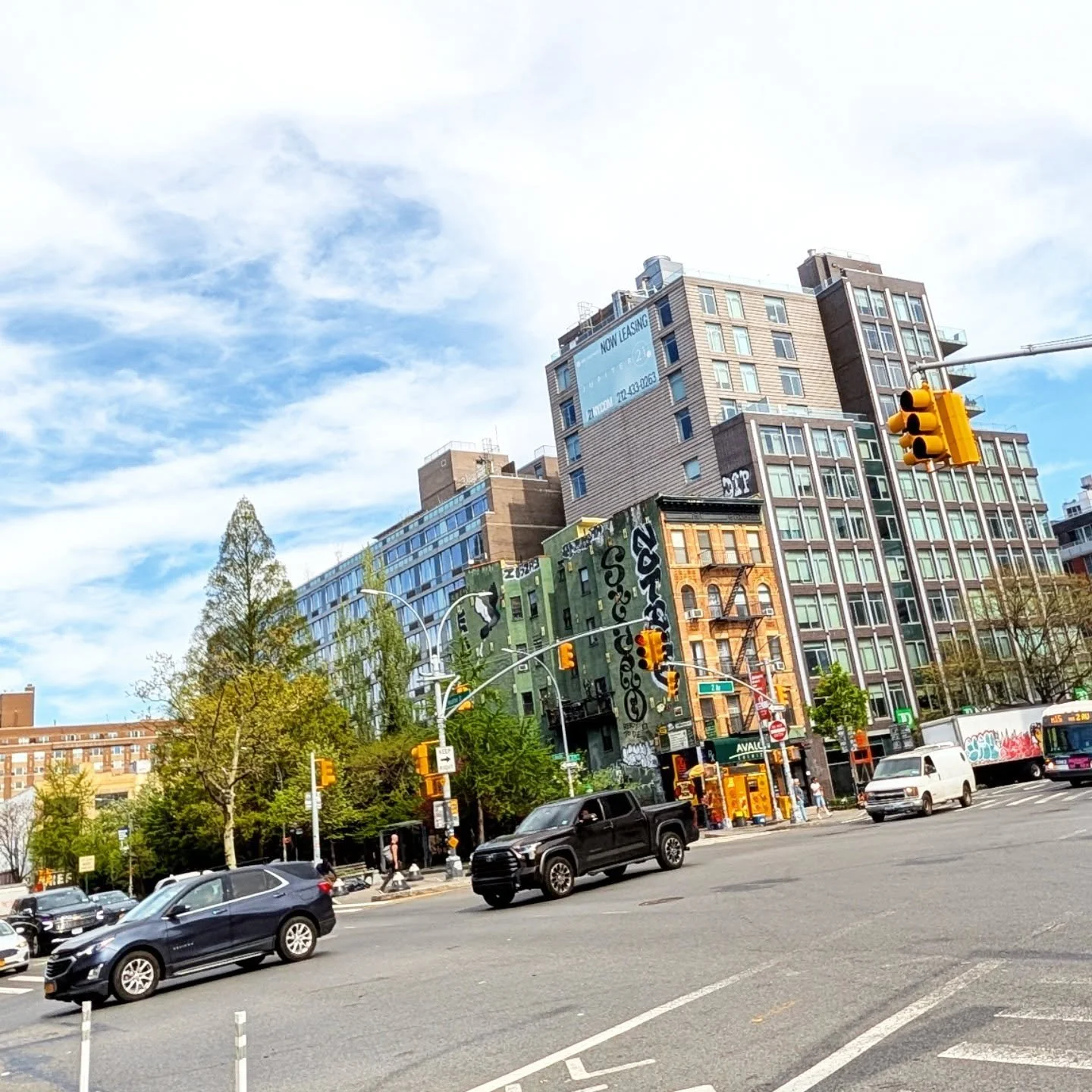 Yesterday I kicked off my morning and early afternoon hanging out in the #LES.

First off I made my way to @newyorkpilates which I normally do if Flatiron but today I was in their Bowery location which was such a light and airy space to power through