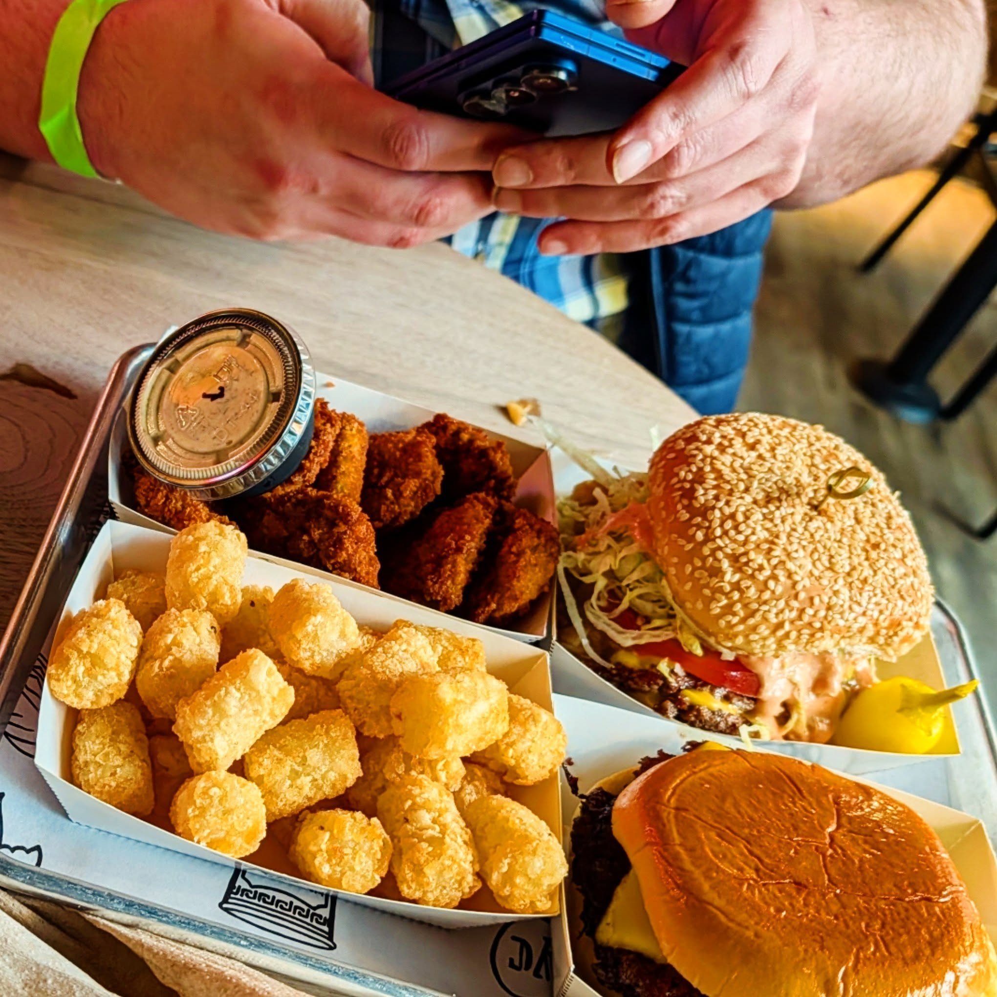 After enjoying a number of wines from @orangeglou_fair yesterday, we made our way for lunch in the neighborhood at one of my favorites @gothamburgersocialclub which always hits the spot. We walked around the neighborhood and even enjoyed a bit of tea