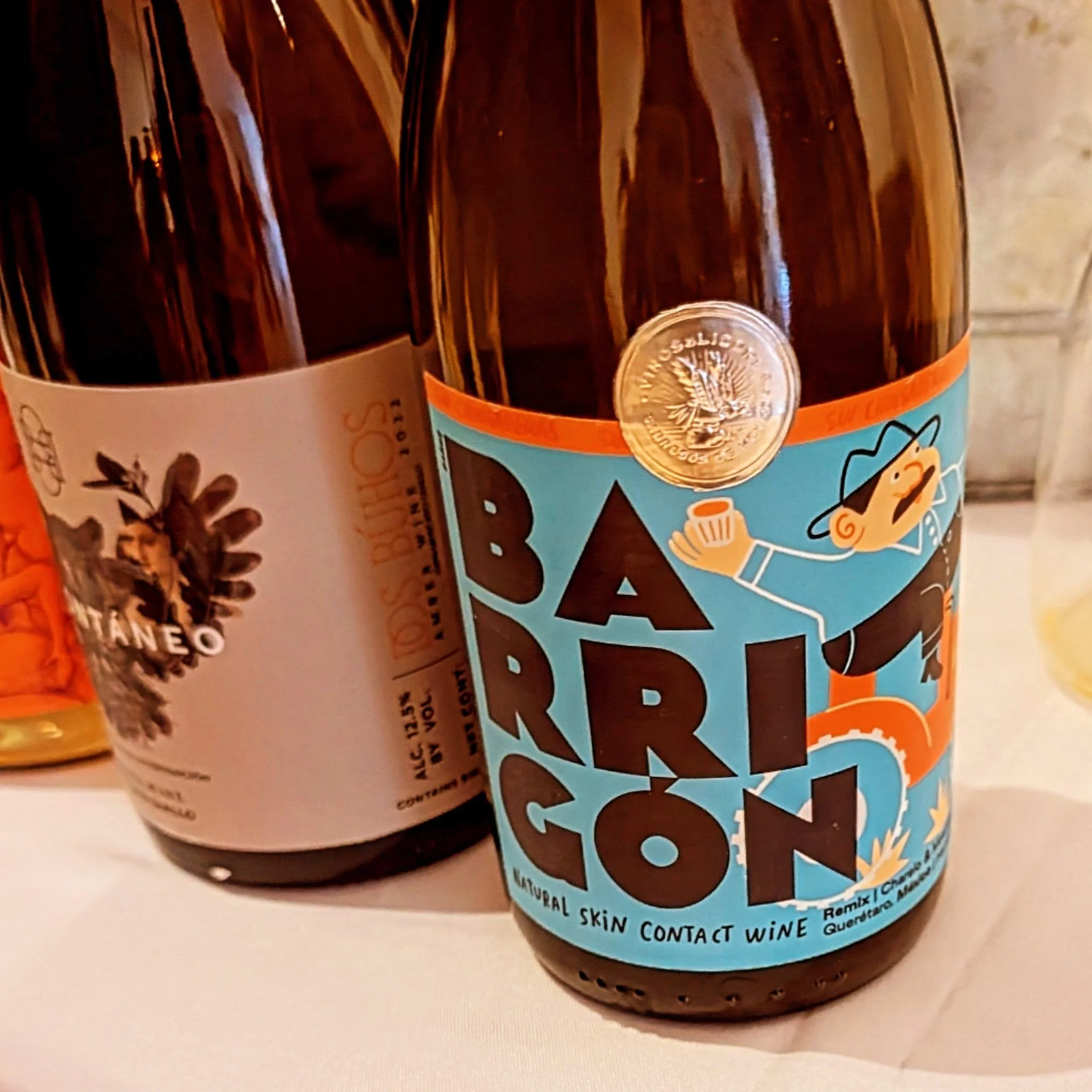 Yesterday afternoon @pvfarkas and I made our way to @spacelesnyc for the 5th Annual @orangeglou_fair by @doreenmwinkler! Sampling and learning about an array of Orange natural wines was amazing. So great to hear the stories about these wines and to c