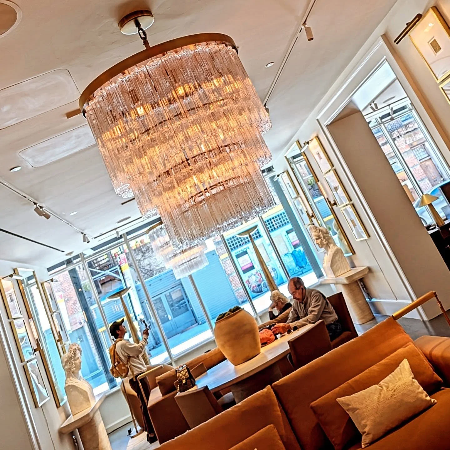 Walked by Restoration Hardware and the #chandeliers drew me in!

#styledirector #creativedirector #teampixel