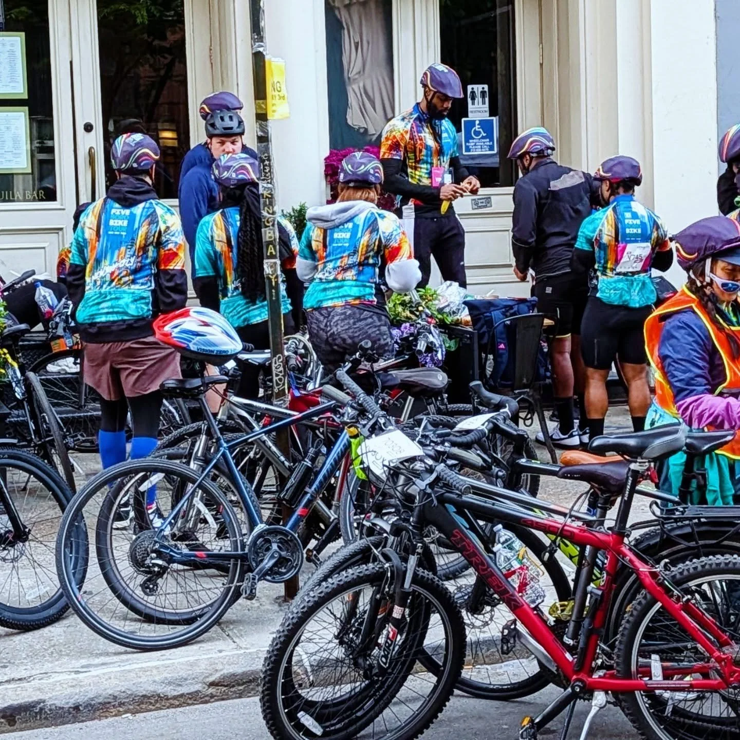 This morning @pvfarkas and I made our way down to @bikenewyork to see the Five Boro Bike Race! In all the years that I have lived in NYC I have never been and this year, we made our way to see the riders kick off in Tribeca as they end today in State