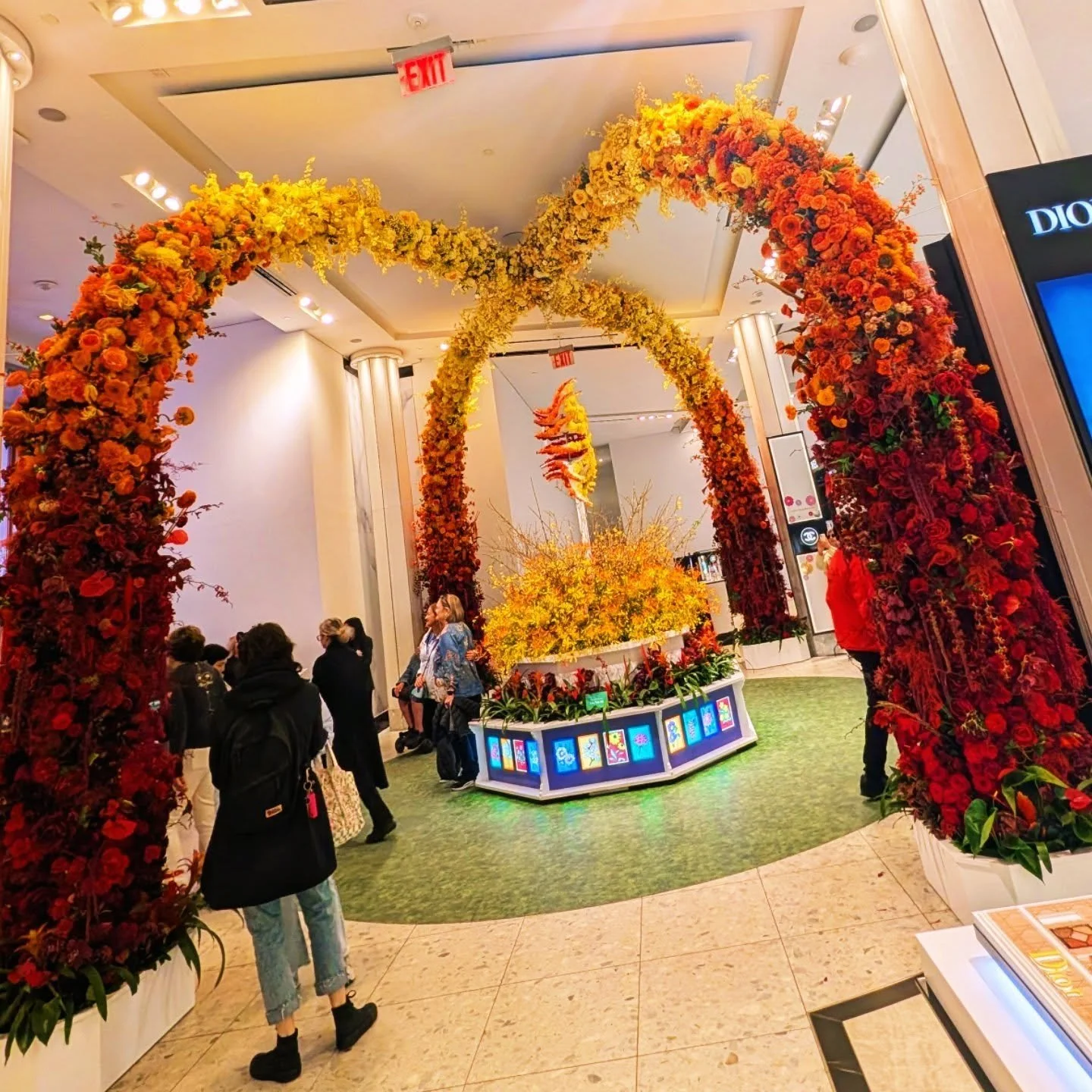 Every year, I love swinging by @macys to see their Annual Flower Show where a number of areas have florals! Even @lego highlighted this event on the upper level. While there, I enjoyed a 5 senses experience with @valentino.beauty with their fragrance