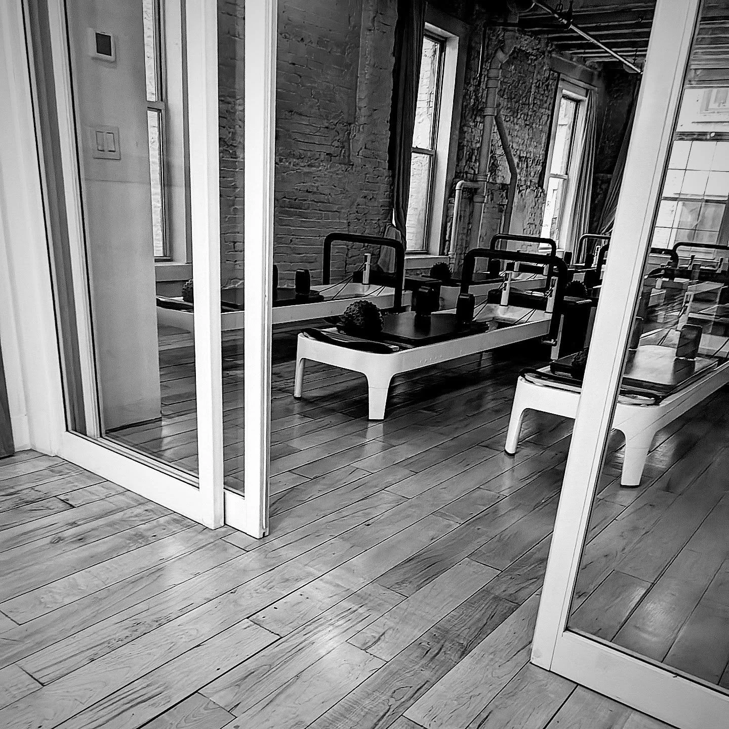 I love days when I can flow through work at home and then head out to a few events after work! Popped out for a great #pilates session at @newyorkpilates. 

#styledirector #creativedirector #teampixel