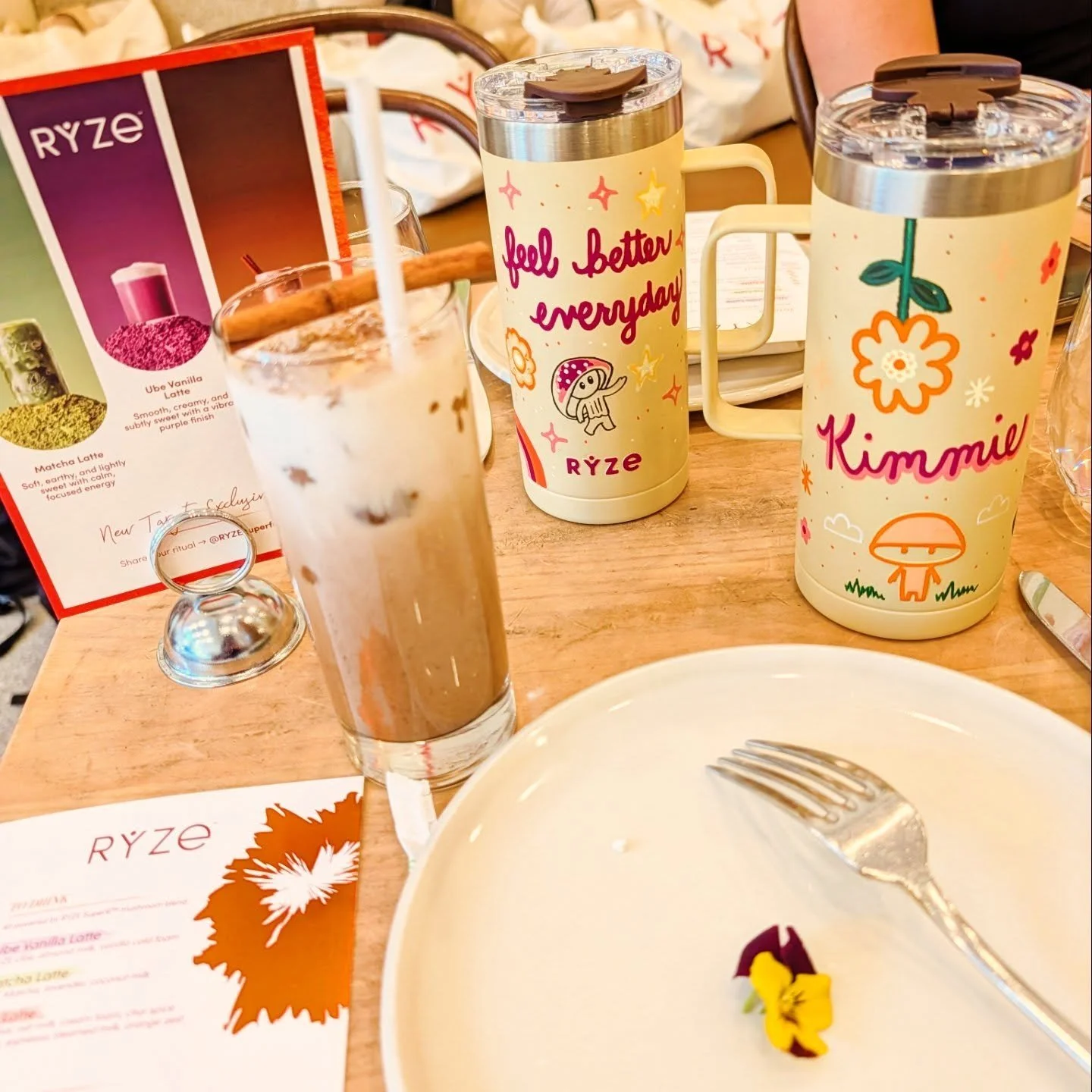 Kicked off this morning with breath work and breakfast at @ilfioristanyc to check out @ryzesuperfoods new #lattes which launched at @target. Super cute illustrated mug by muralist and artist @lilbeccante

#styledirector #creativedirector #teampixel #