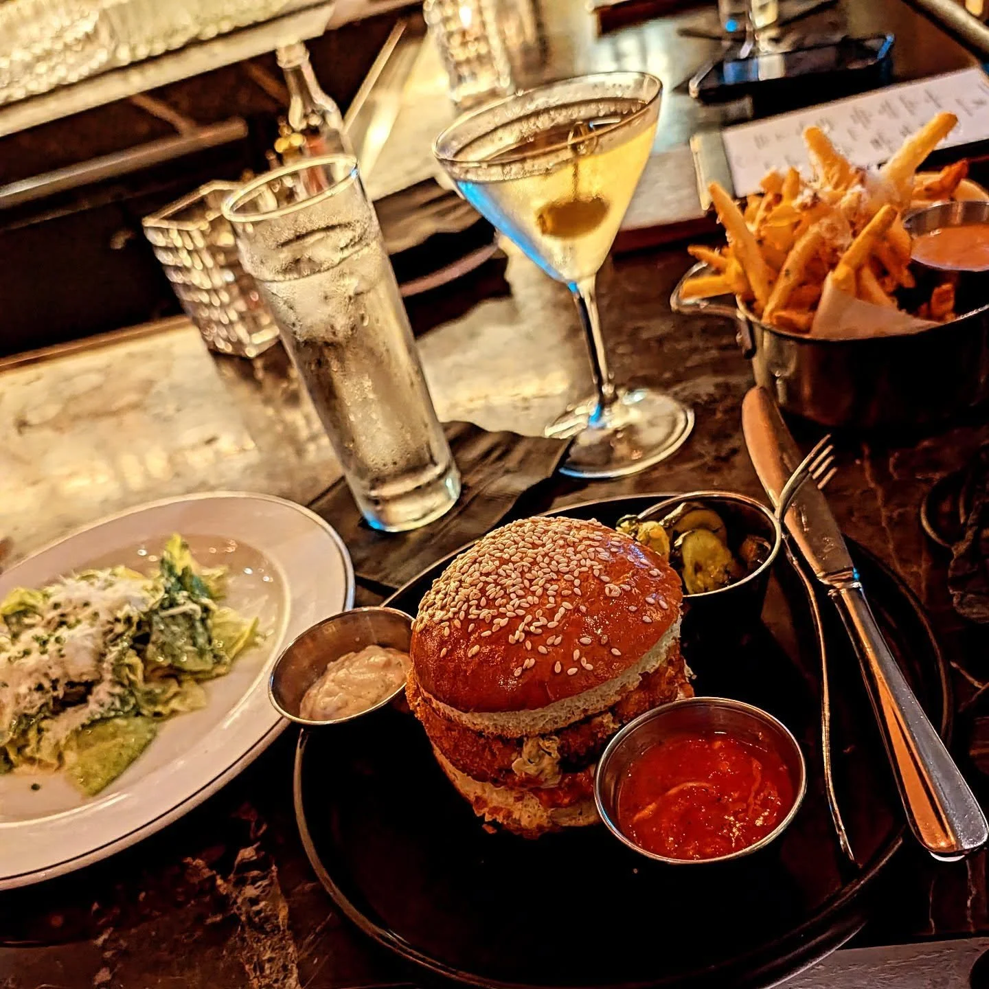 When you haven't seen a friend in awhile and you have been meaning to catch up in person for a year, you think of places with an amazing #happyhour and @americancut was it. Even though yesterday meant some heavy rain, I knew we needed to make it happ