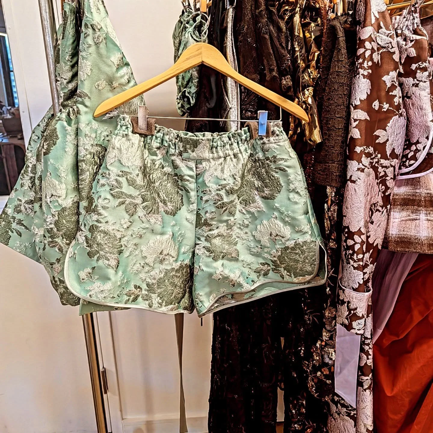I kicked off yesterday at @agentrypr to see their Resort 27 collections of their brands. I always love the fabrics that @aknvas uses those shorts were so cute and retro in style at the same time! @poppy_peonies mesh bag is such a cute one to rock. I 
