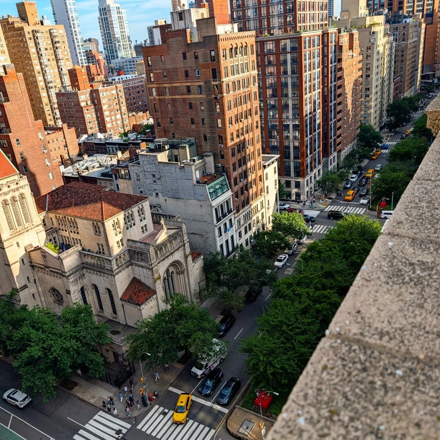 After leaving @barconventbrooklyn yesterday I made my way to @kimptonashbel for their Grand Opening. Toured the penthouse which has so many epic views and then hung out in the lobby chatting, nibbling and sipping

#styledirector #creativedirector #te