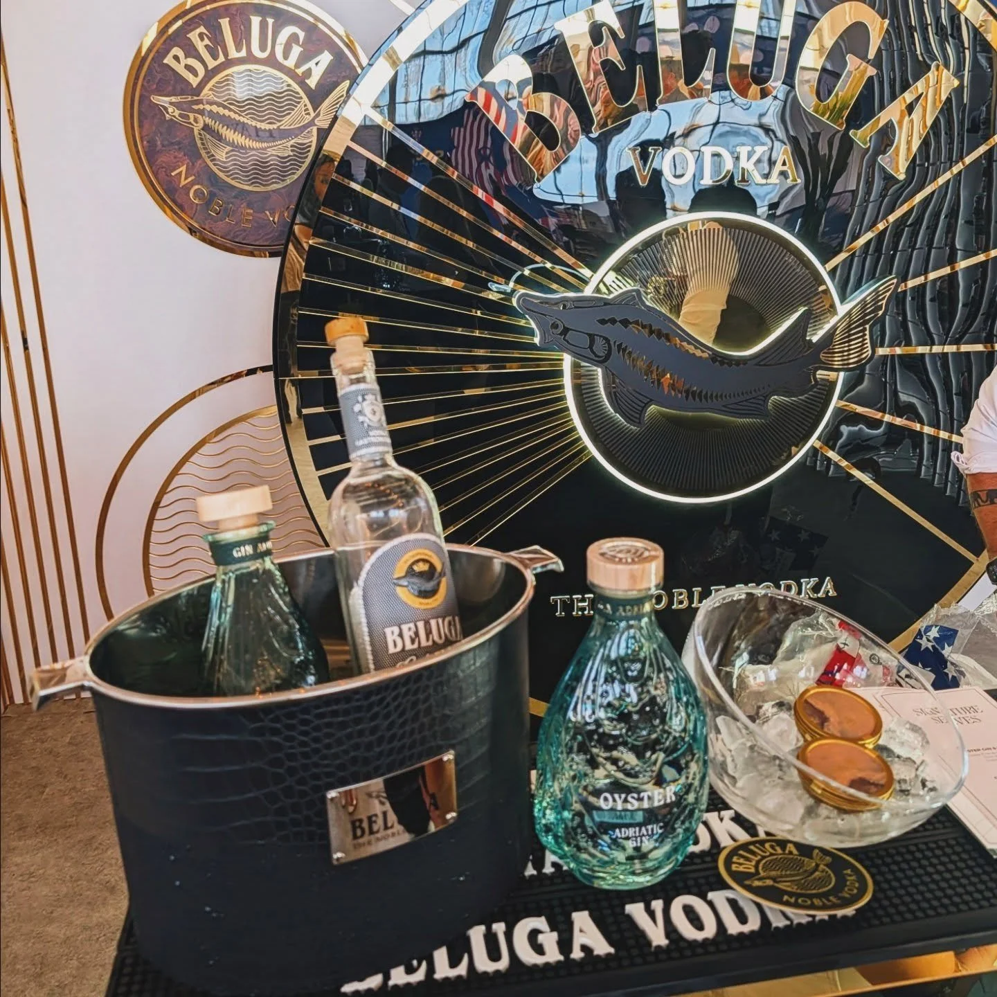 I first found out about @vodkabeluga a few seasons back at @barconventbrooklyn. I always enjoy swinging by their booth and yesterday I also tried @oyster_gin which is a beautiful bottle for your bar cart

#styledirector #creativedirector #teampixel