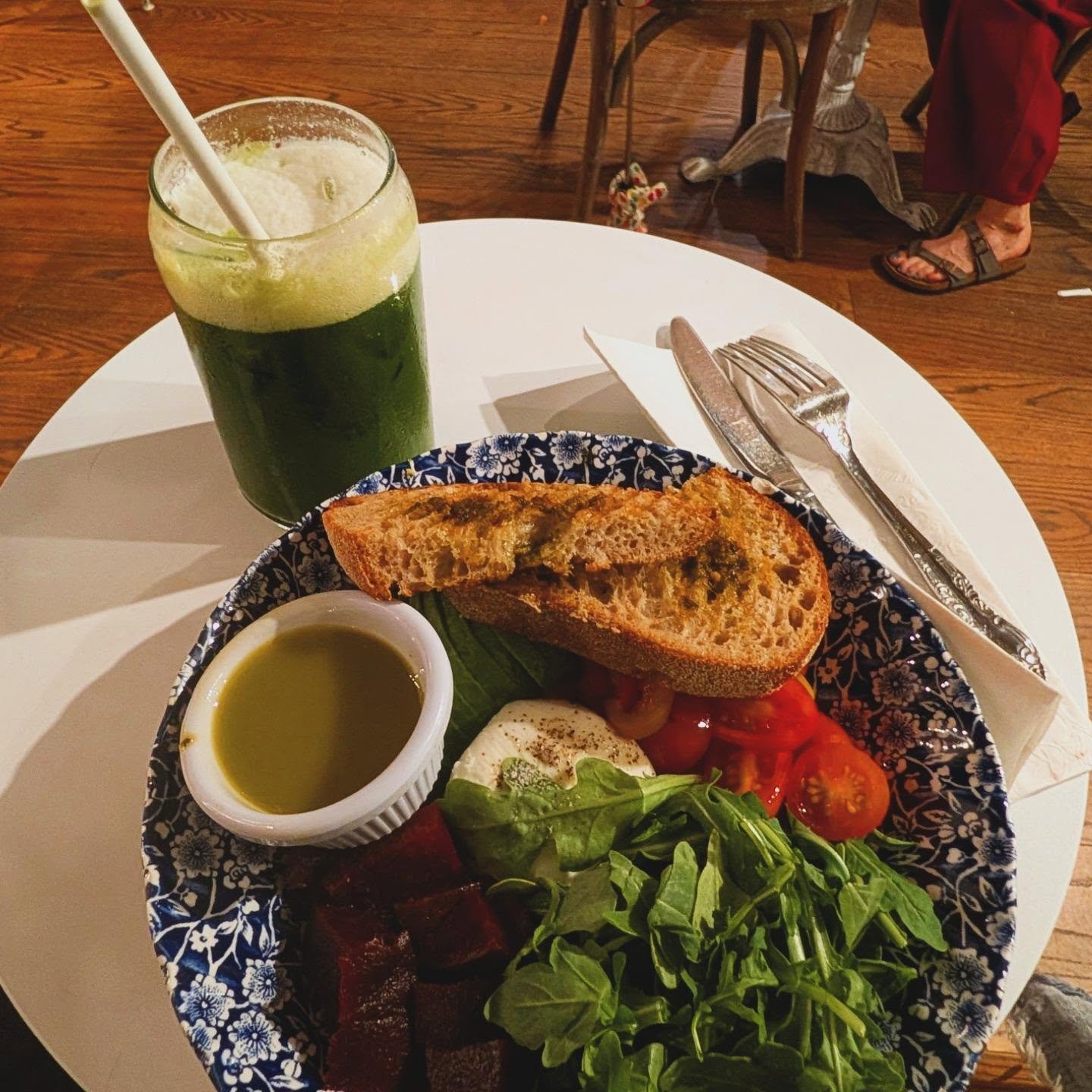 This morning the weather was beautiful and then by the afternoon it was rainy and overcast! After back to back meetings grabbed a quick bite from @_mamannyc_ between their Coconut Water Matcha drink and @marthastewart48 Heirloom Salad - such a great 