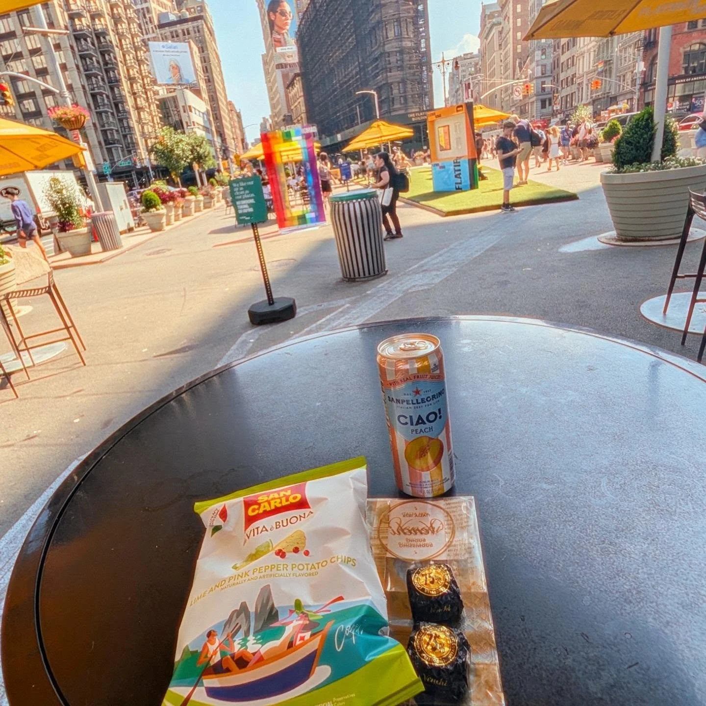 Yesterday was quite a heatwave and after working with a few styling clients yesterday, I needed a nibble and some fresh air. Finding an umbrella with some bites from @eatalynewyorkcity was a great way to take a few moments with @sancarlofficial chips