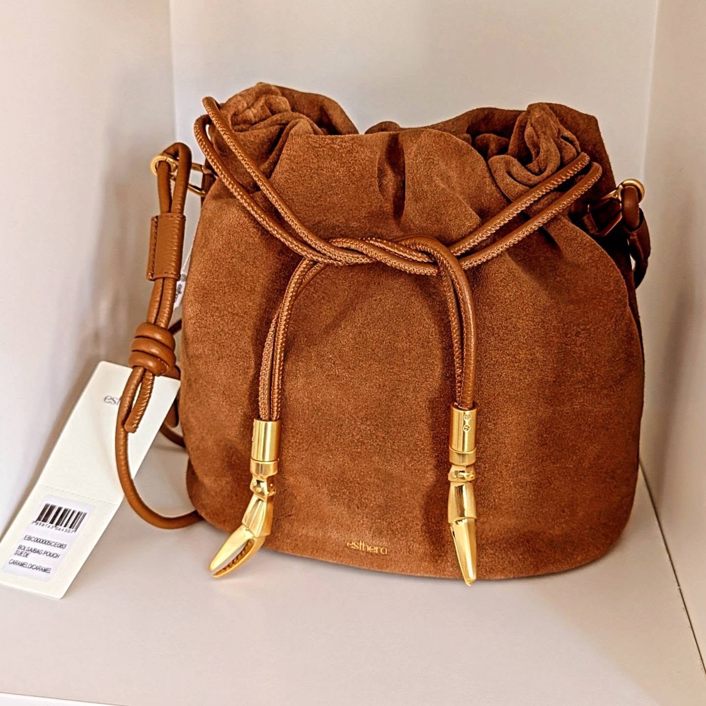 Yesterday I made my way to the Holiday Preview at @accessoriescouncil and connected with brands new to me as well as those that are new! One of the standouts was @esthera.official the styles and hardware were eye catching. The little lobster claws (s