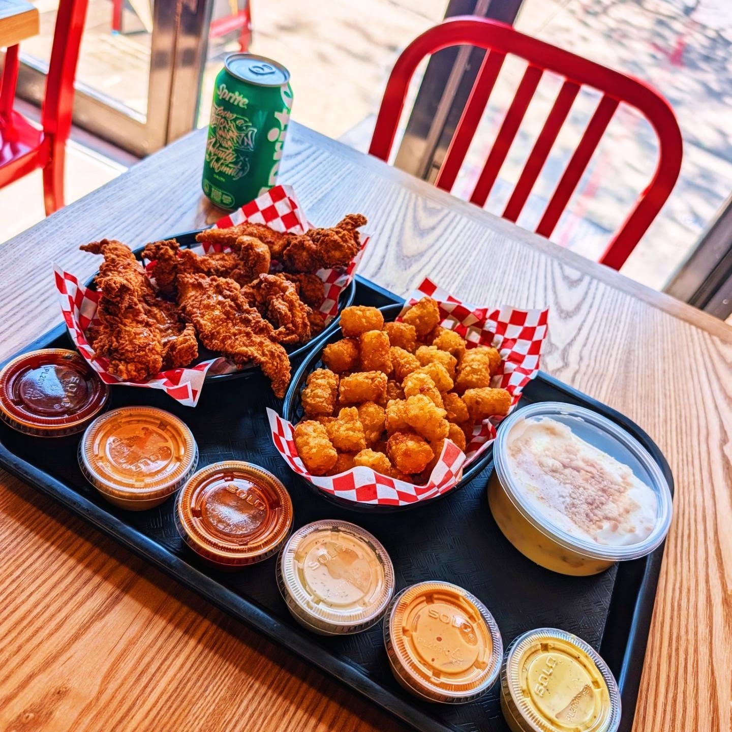 Ended yesterday at the preview of @loveandhoneyfriedchicken which is a known destination in #philly and is now in #brooklyn (there are other locations on the East Coast) by Barclays Center. Loved the sauces, tenders, tator tots, the pimento cheese (h