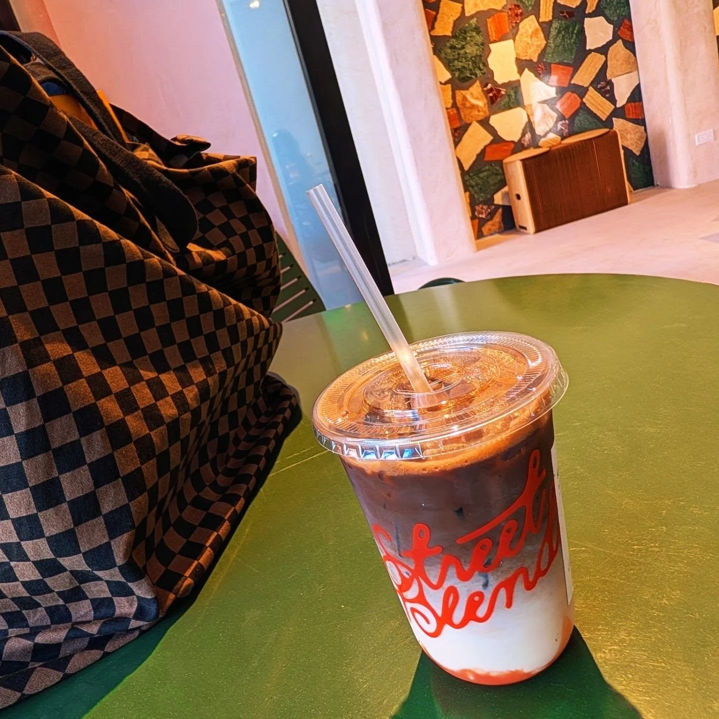 Yesterday I was already in SoHo and the morning started a bit cooler so after the launch of the pop up at @dominiqueansel I headed over to @streetblends.nyc that popped into my IG last week! I immediately started drooling and thinking about their Ice