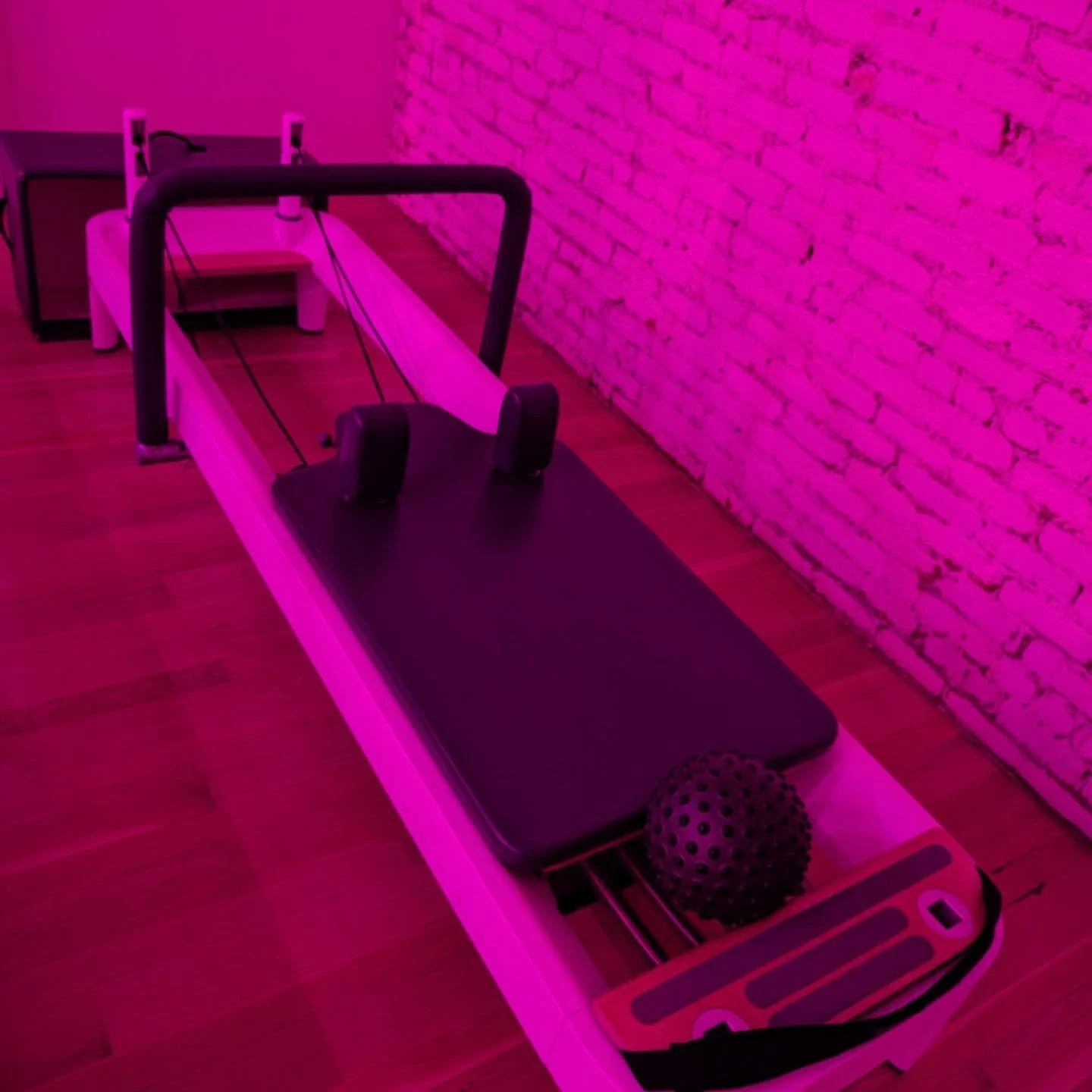 The anxiety I feel when I see a new set up on the reformer at @newyorkpilates - epic workout yesterday afternoon and definitely feeling it today.When I hopped on the subway, this is the first thing I saw #sweatcity

#styledirector #creativedirector #