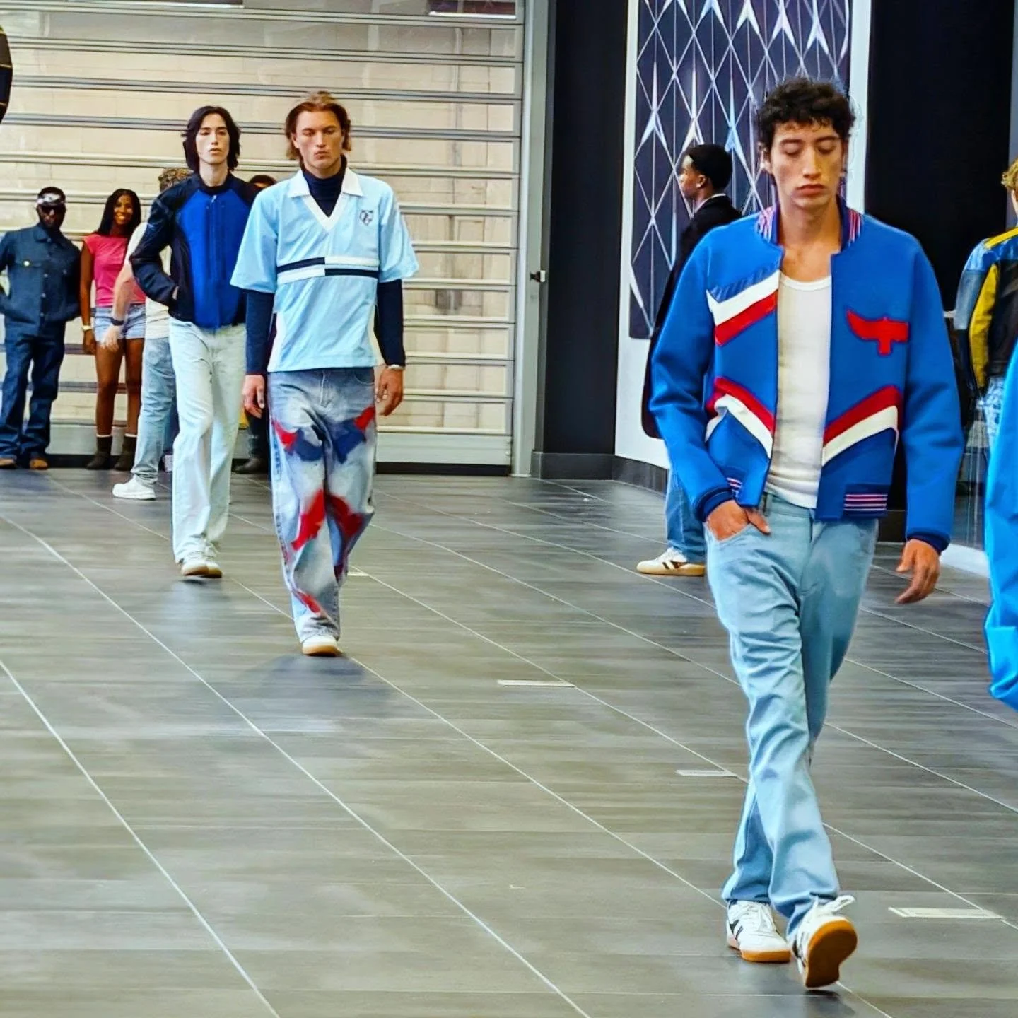 Yesterday part 2 of @newyorkmensday brought additional #menswear designers together with cool details. It's always interesting to see those in attendance including #kpop band @bigocean with @agentrypr + NYMD founder @therealerinhawker 

#styledirecto