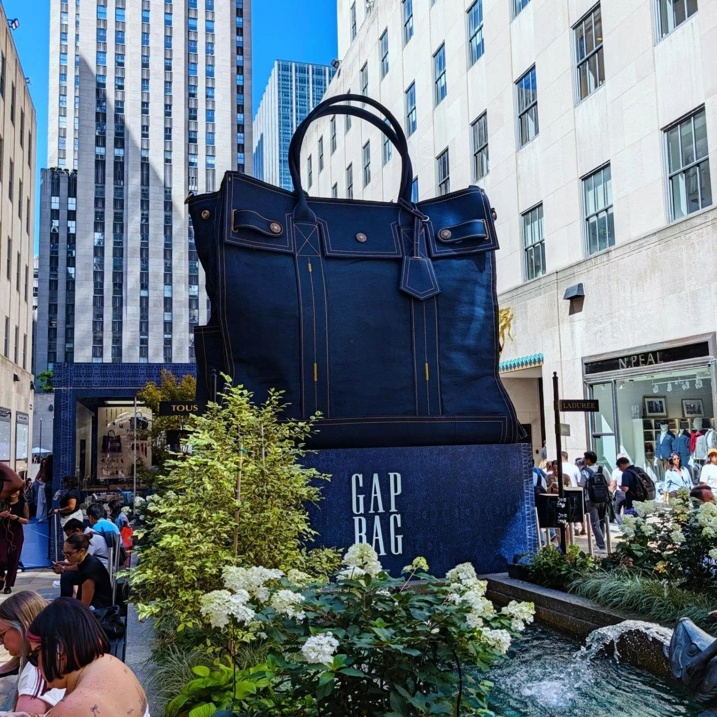 After leaving our 2 #NYFW shows, I checked out @gap #gapbag activation at @rockefellercenter 

#styledirector #creativedirector #teampixel