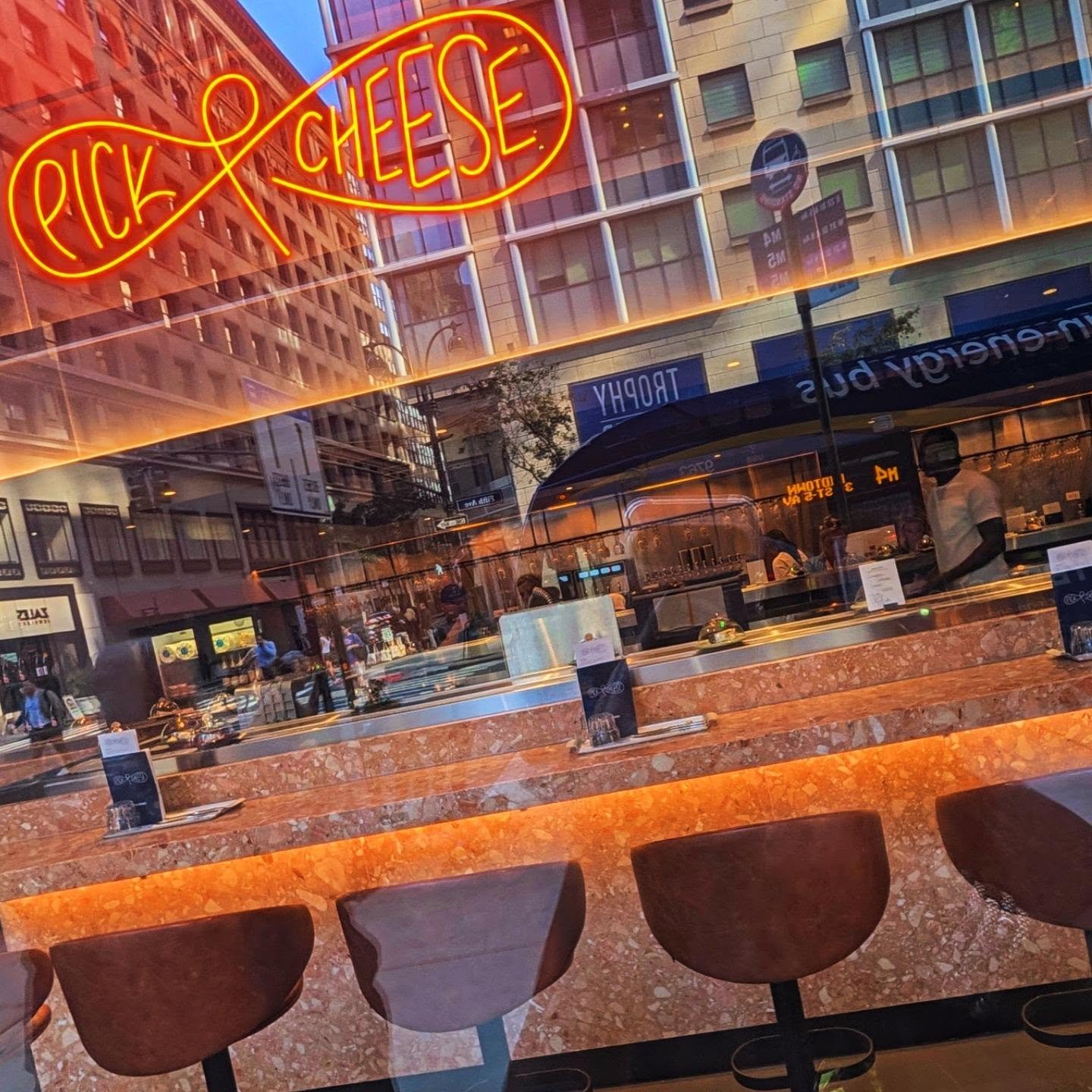 I have yet to pop into @pickandcheese.usa at @shaverfoodhallnyc but #conveyorbelt #cheese is on my shortlist of places to try!

#styledirector #creativedirector #teampixel