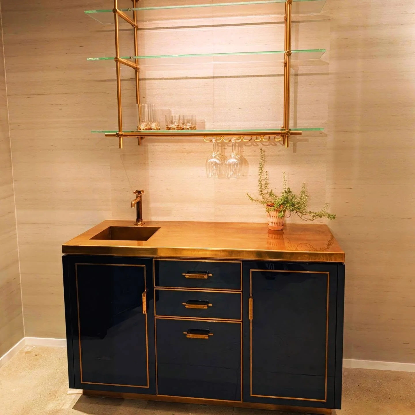 During yesterday's @nydc #wnwn, I popped into @amuneal which had beautiful fixtures in their showroom. We shoot a lot of our @athleisuremag covers in luxury residences and as someone who has always enjoyed interiors, it was great to spend a few hours