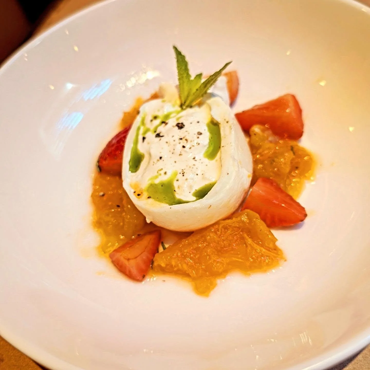 When there are a number of activities in a day, it's nice to take a bit of a break. Burrata and Apricots, Hugo Spritz, Cacio Pepe, and Vanilla Gelato. Perfect bites before powering through the day at @salumeriarosinyc in the #eastvillage 

#styledire