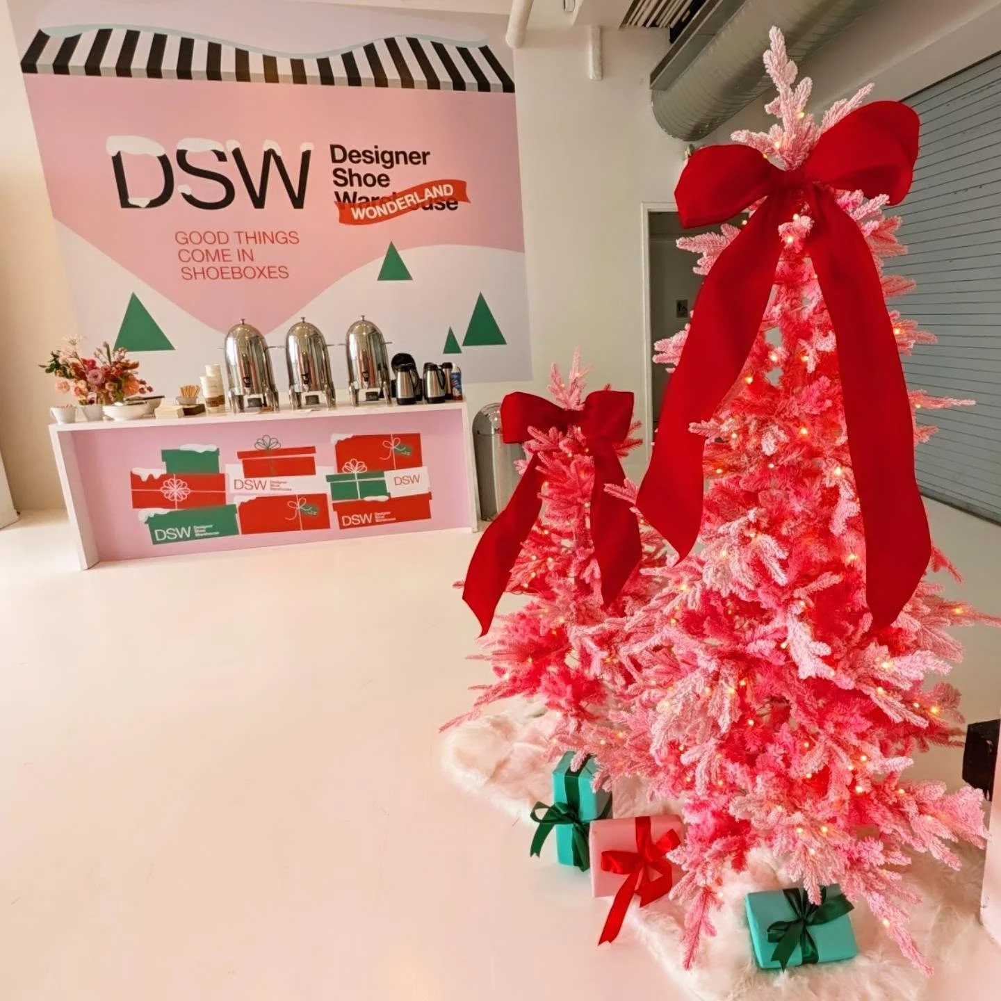 Midweek there was a lot going on but I won't say no to a pop in for Holiday newness at @dsw Editor Preview and the @agentrypr peeps. It was filled with #elfonashelf #sneakers heels accessories and a fun personalization station with @hydrojug - also t