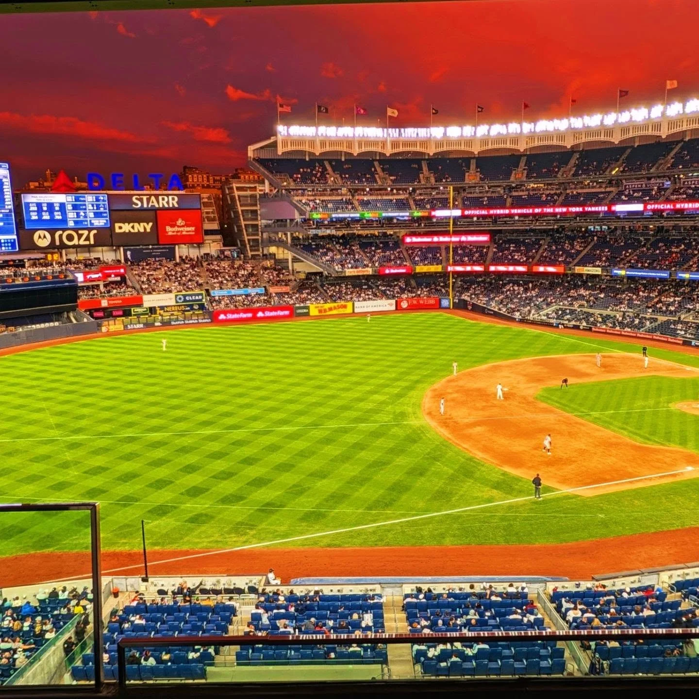 Last night's @orioles and @yankees game has some vibrant skies before it got rainy! Another great night of #baseball

#styledirector #creativedirector #teampixel