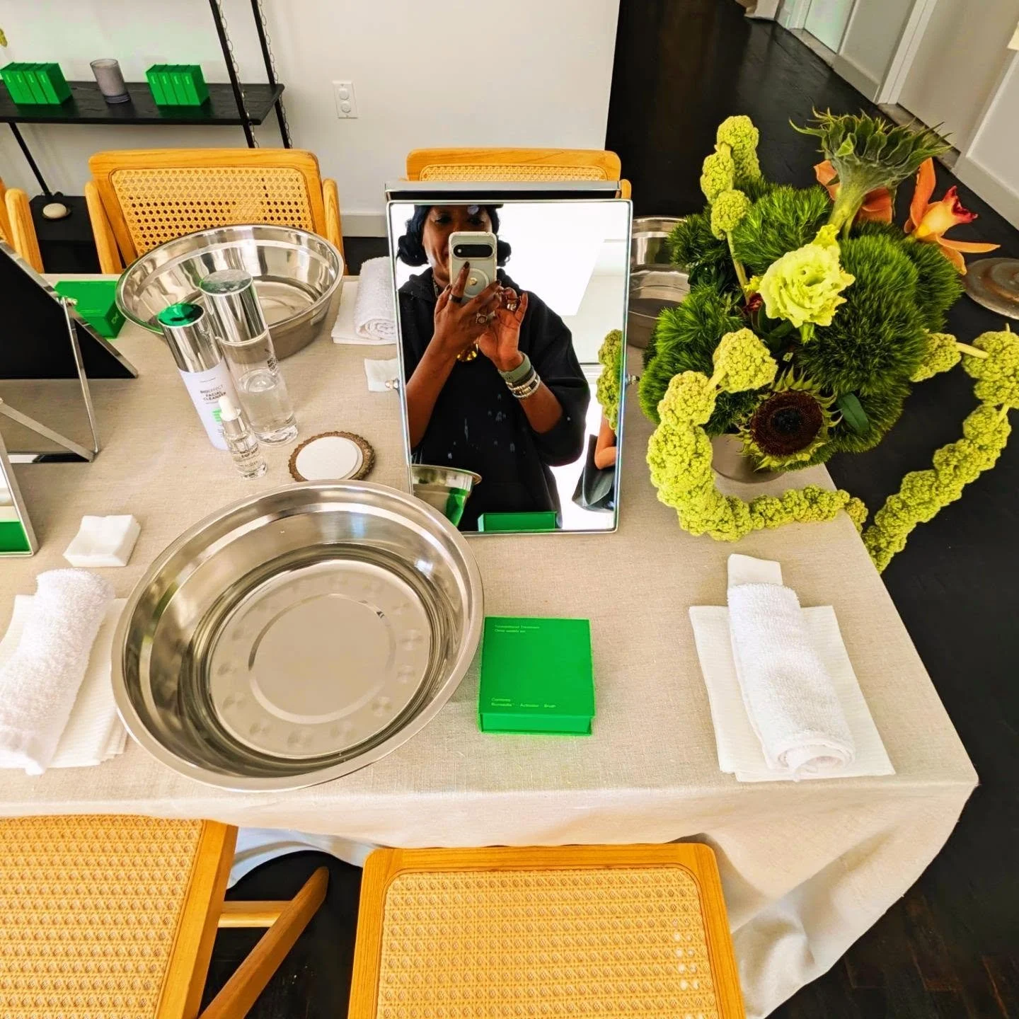 Yesterday I popped into @stallestudios to find out about @tomeskincare and their Foundational Treatment. It was great to hear about this kit and why it is so important for your skin 

#styledirector #creativedirector #teampixel