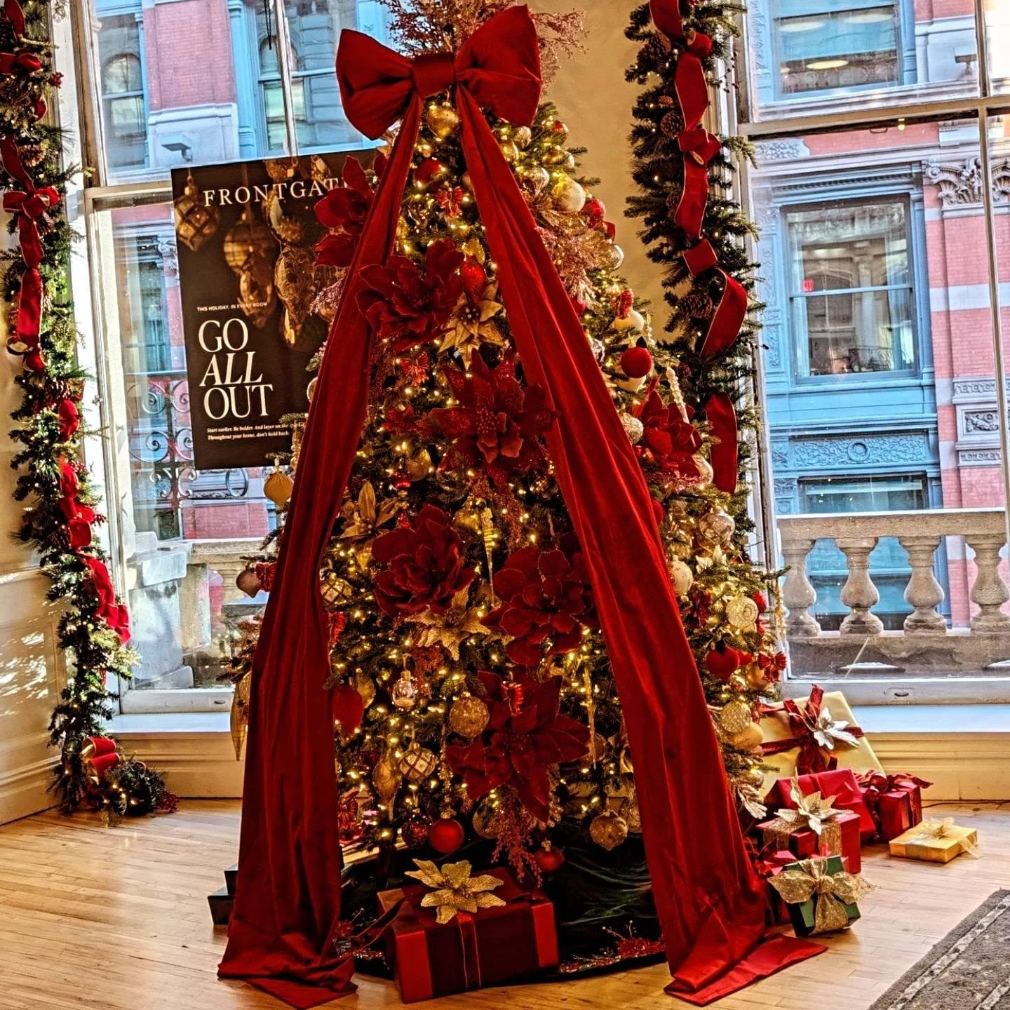 The holiday events are definitely increasing. Last night, I made my way to an event that brought together at @garnet.hill @frontgate @ballarddesigns @grandinroad to showcase #holiday decor, PJs and so much more.

#styledirector #creativedirector #tea