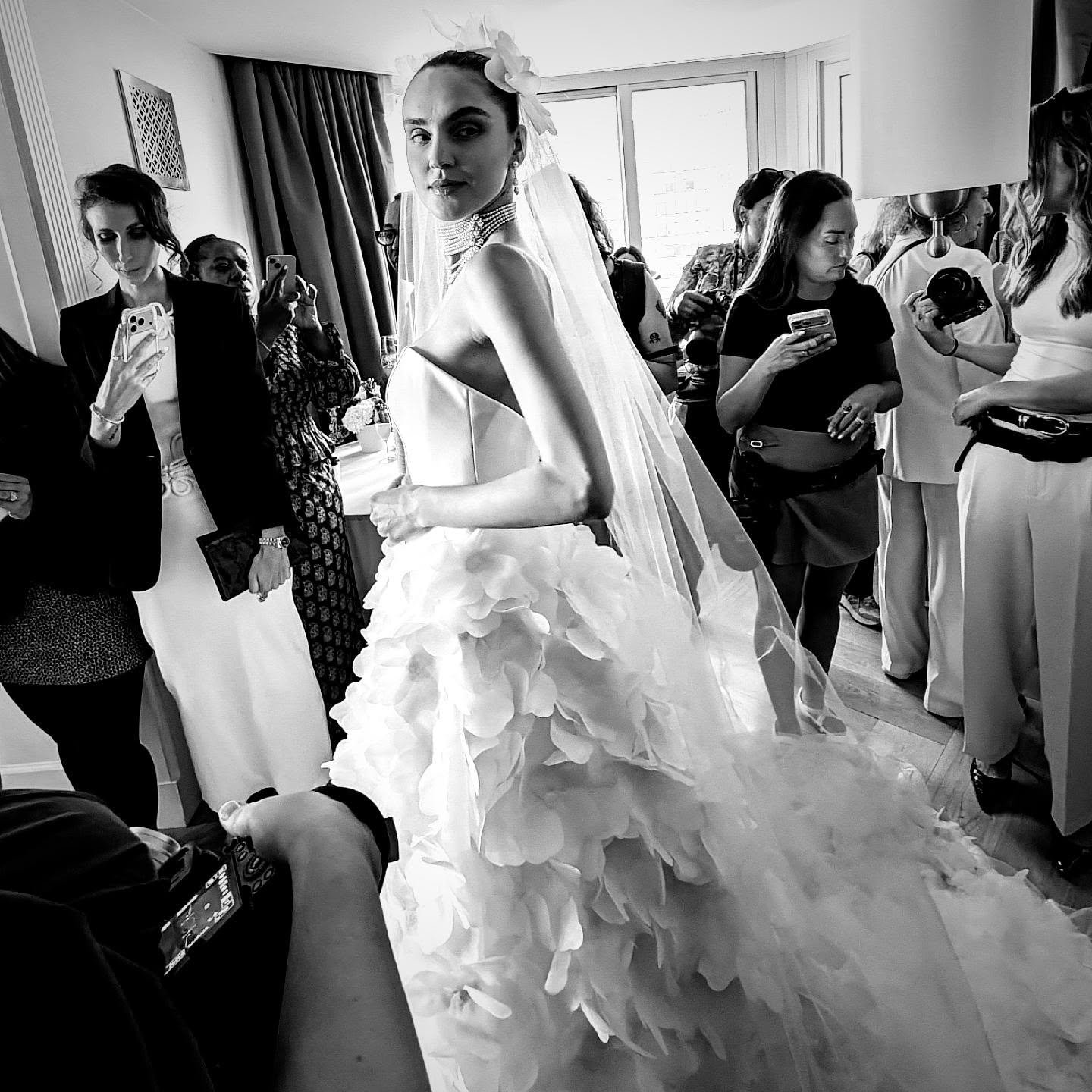 Last week I kicked off #NYBFW with @carolinecastigliano to see her collection of #bridal gowns paired with hats by @jtmillinery at the @thelondonnyc with stunning looks, a custom tea bar, a creative symphony and more

#styledirector #creativedirector