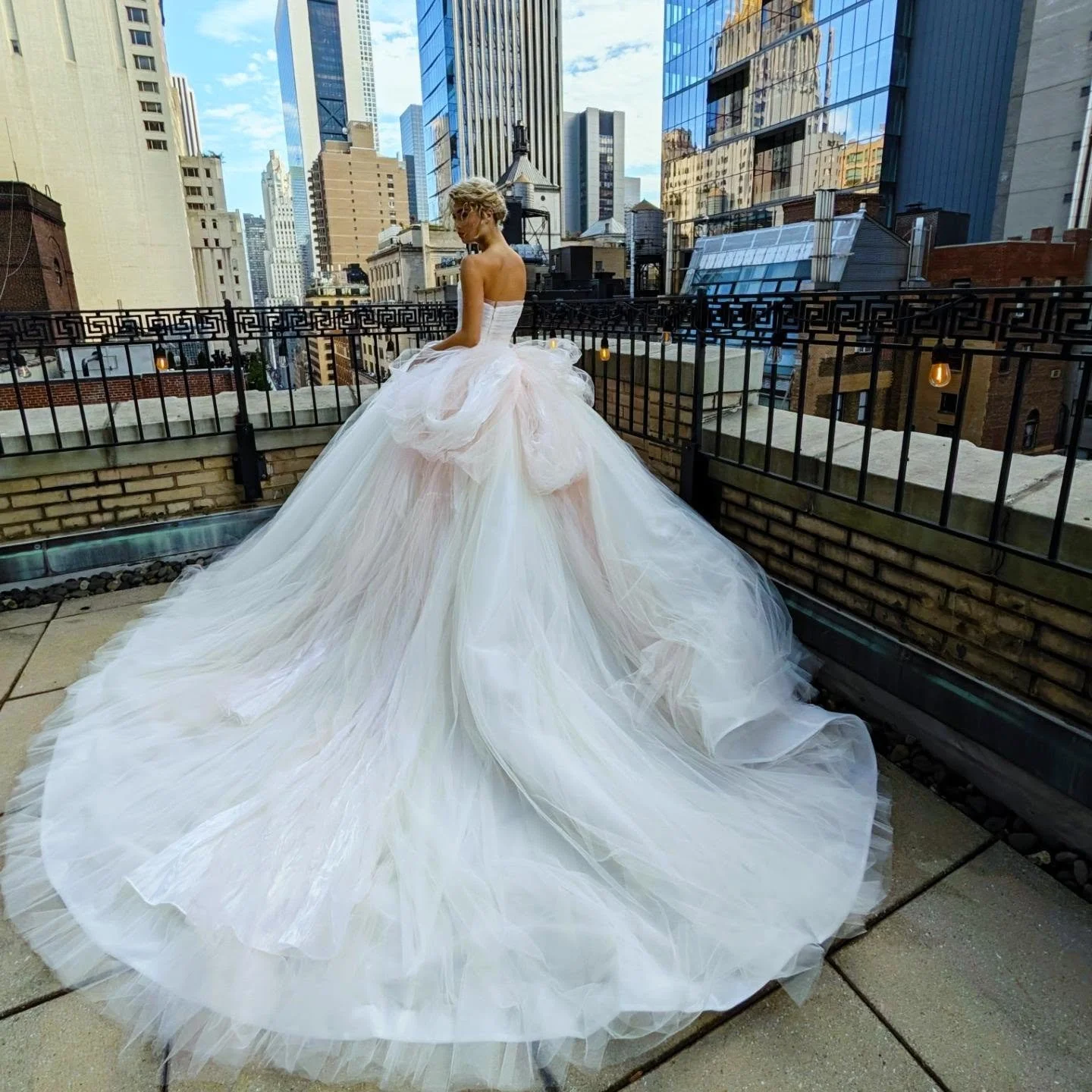 I enjoyed being able to see the #NYBFW @wangfeng_couture show prior to their presentation at the @jwmessexhouse. I loved seeing the visual texture that was presented by each of the gowns.

#styledirector #creativedirector #teampixel