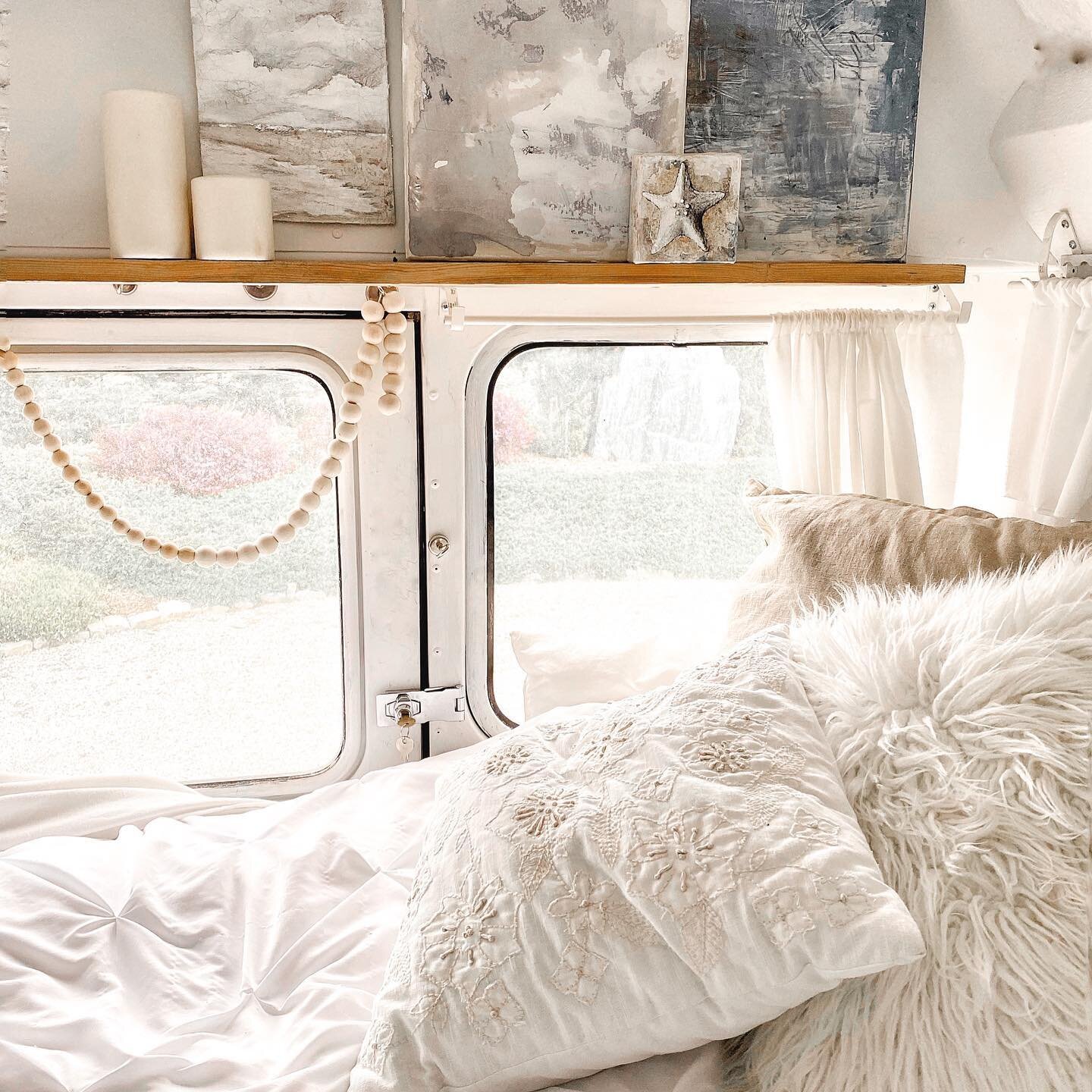 Cozy is looking a a little beachy these day. .
.
.
.
.
.
.
.
.
.
.
.
.
.
.
 #cozythebus #skoolie #skoolieconversion #schoolbuscoversion  #seasonaldecor #decorationideas #stylingmyseasons #homedecor #cozyhome #myseasonalstory #californiacasual #coasta