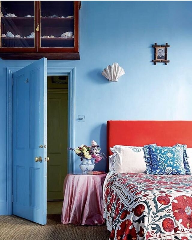 Adore the embroidered Suzani on the bed of interior designer Emma Grant in her colorful London flat.
@houseandgardenuk 
@emmaigrant 
@paul_massey #photography 
#saved .
.
.
.
.
.
.
.
.
.
.
.
.
#fallfashion 
#houseandgarden 
#suzani 
#colorinspiration
