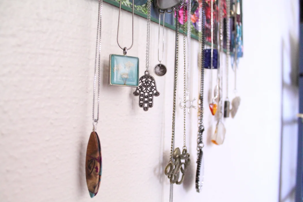 necklace hanger