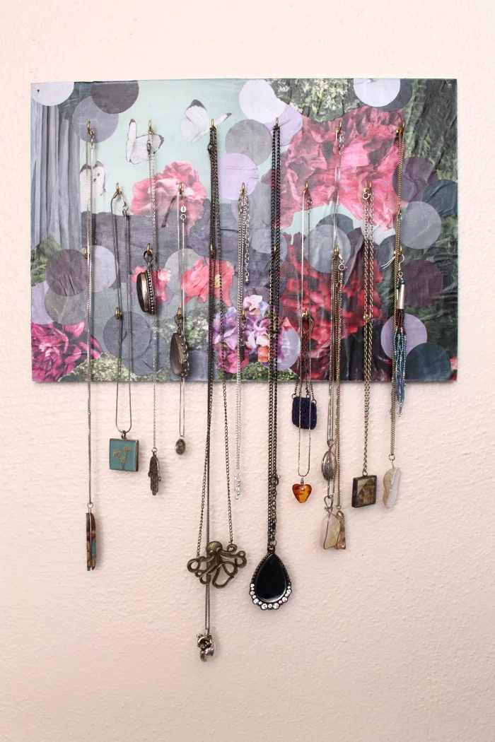 necklace hanger