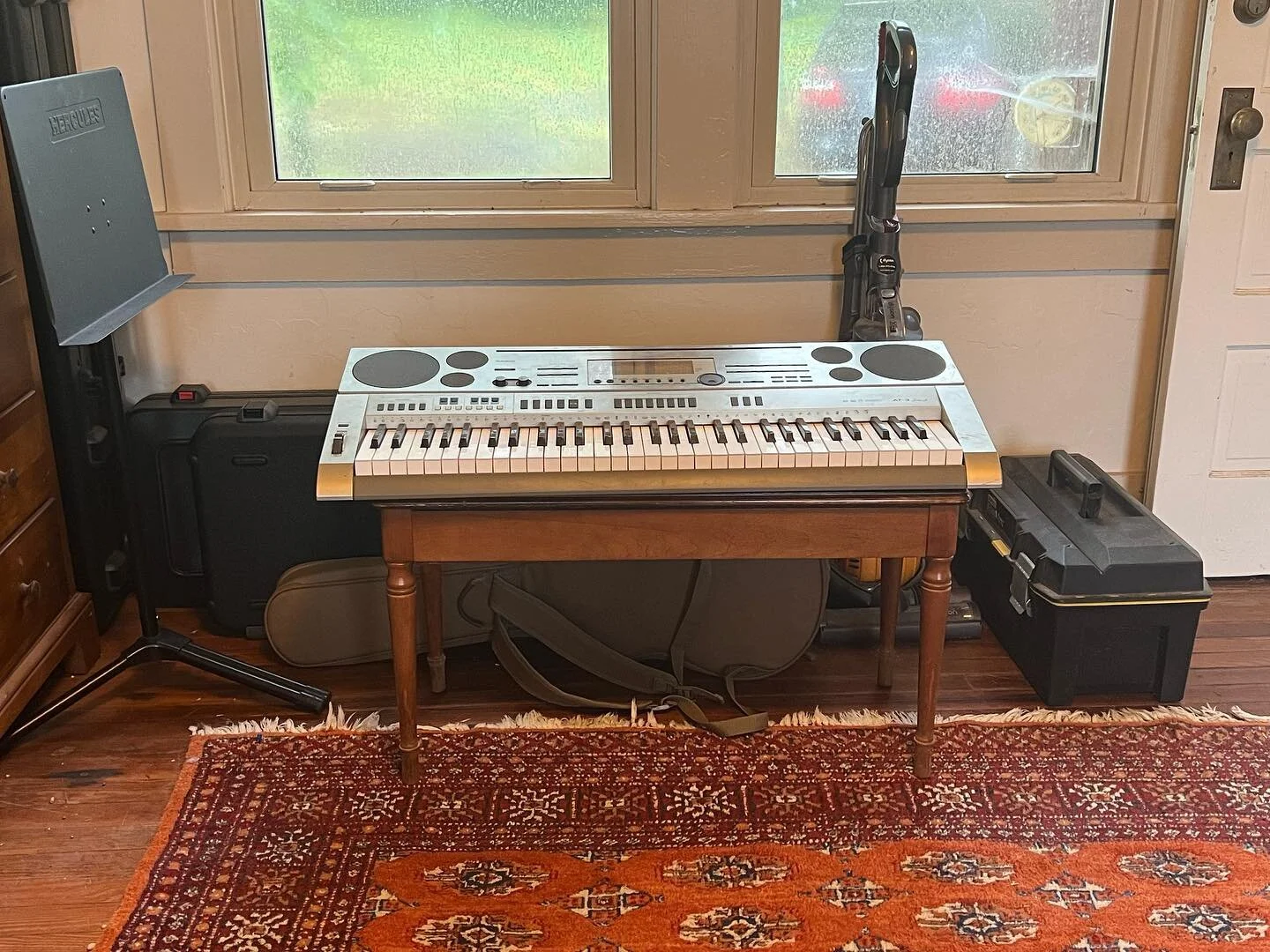 This is how you use a piano bench, right? 🤣