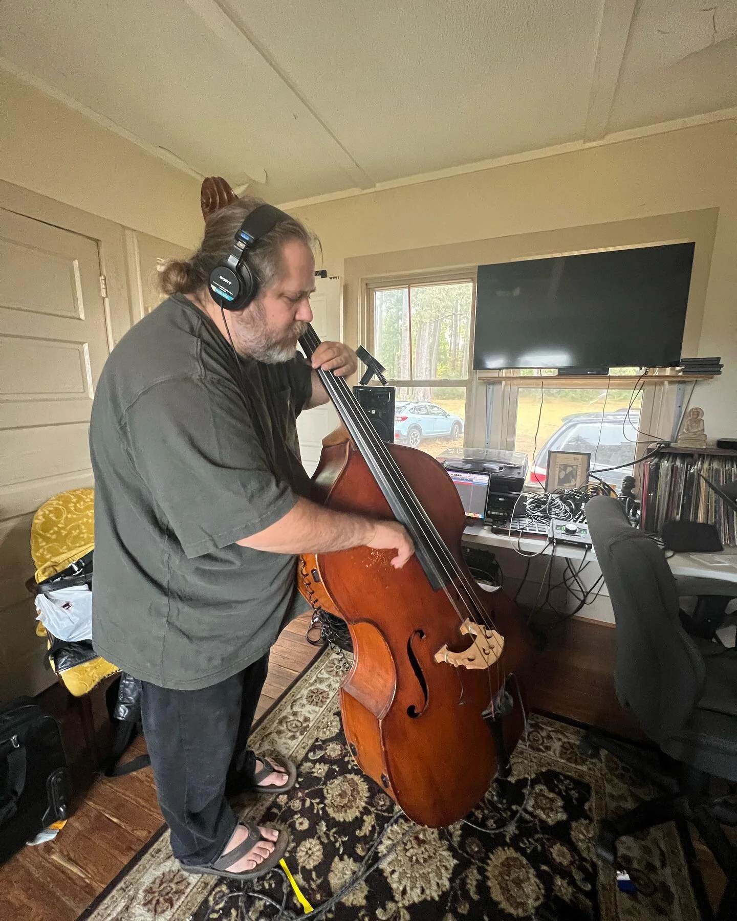 I recorded a bassline for a friend&rsquo;s song today. 📸 @dizzfoxy