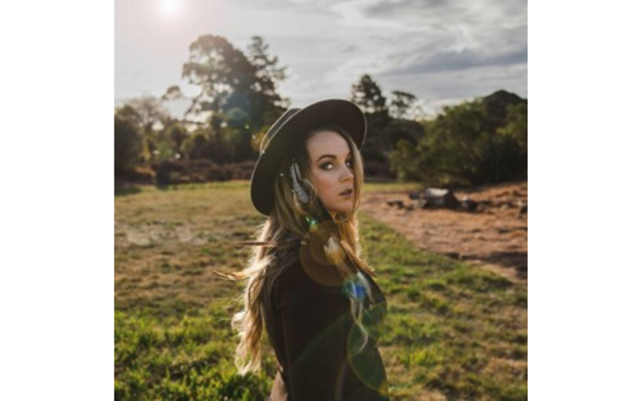 Rising NZ’s ‘country honey with grit’ Steffany Beck  unveils empowering new single,  ‘Foot Down’