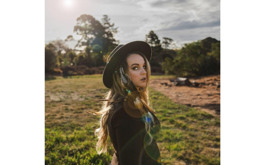 Rising NZ’s ‘country honey with grit’ Steffany Beck  unveils empowering new single,  ‘Foot Down’