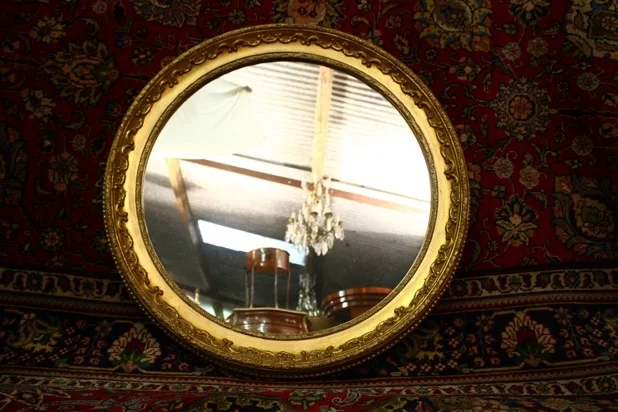 SMALL CIRCULAR GILT MIRROR 