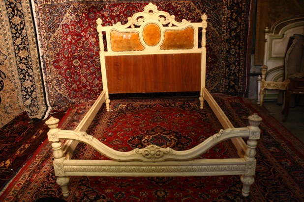  SALE PRICE €295 OLD WHITE BED