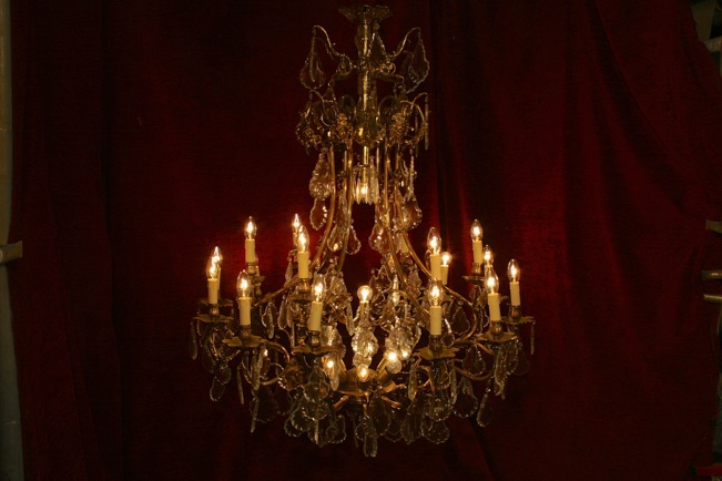 LARGE CHANDELIER WITH DETAILED BRASS FRAME