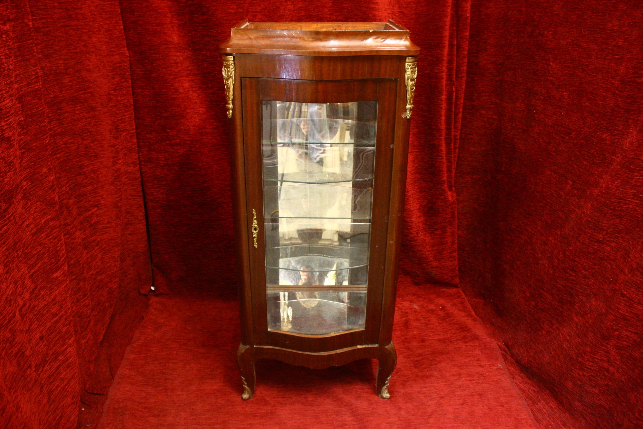 Sale item vitrine