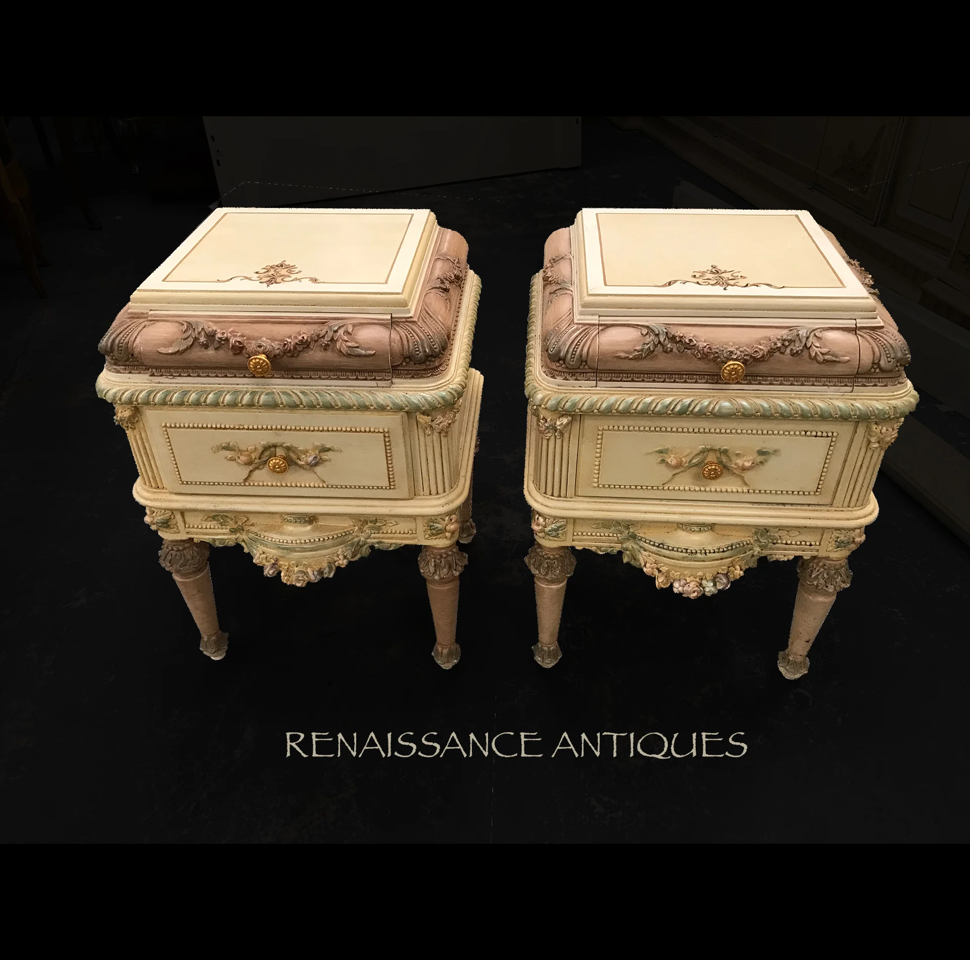 Very nice antique style dressing table .. Renaissance Antique Fu