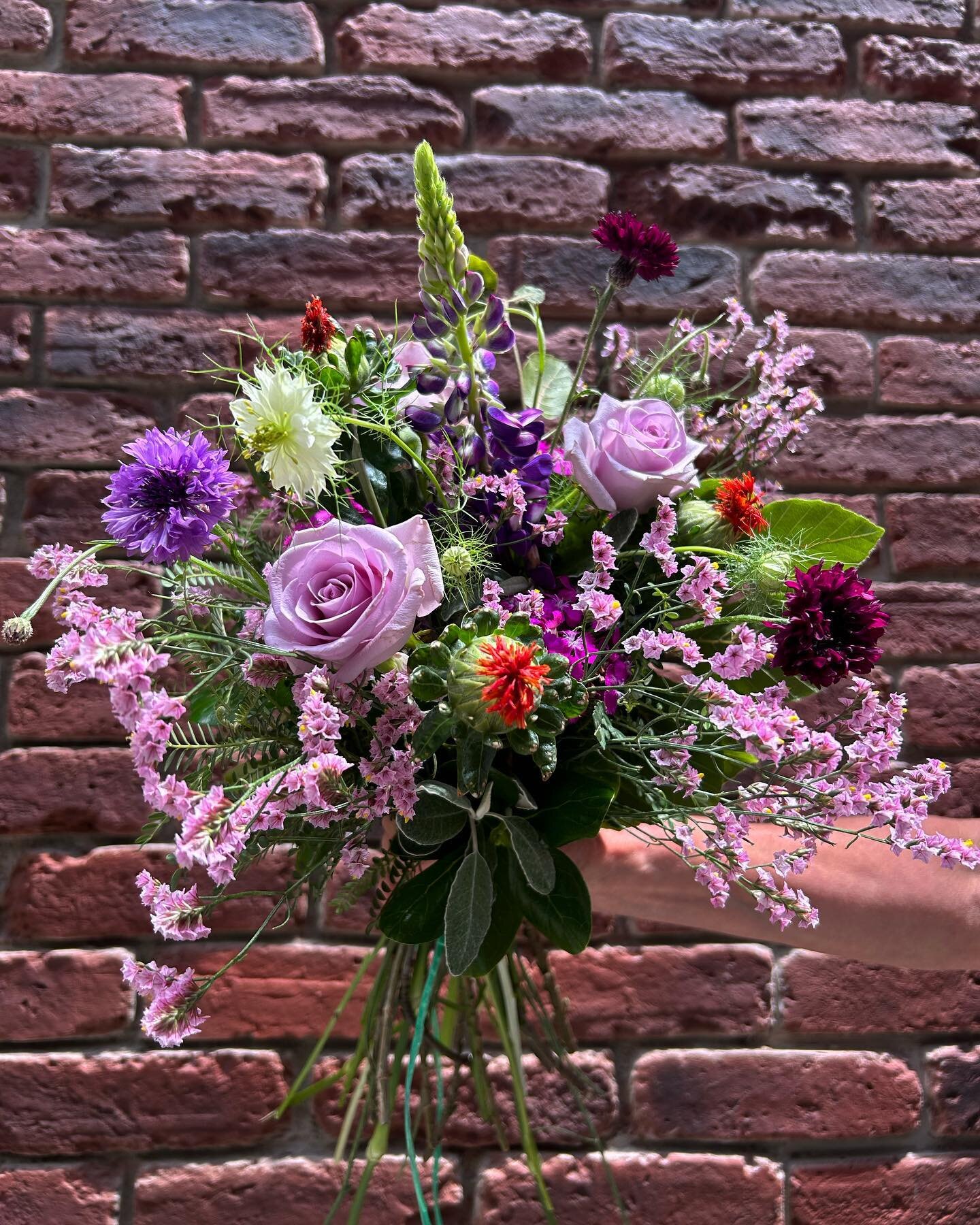 purple tones with a hint of orange 💜🧡
〰️
#floraldesign #floral #floralarrangement #florist