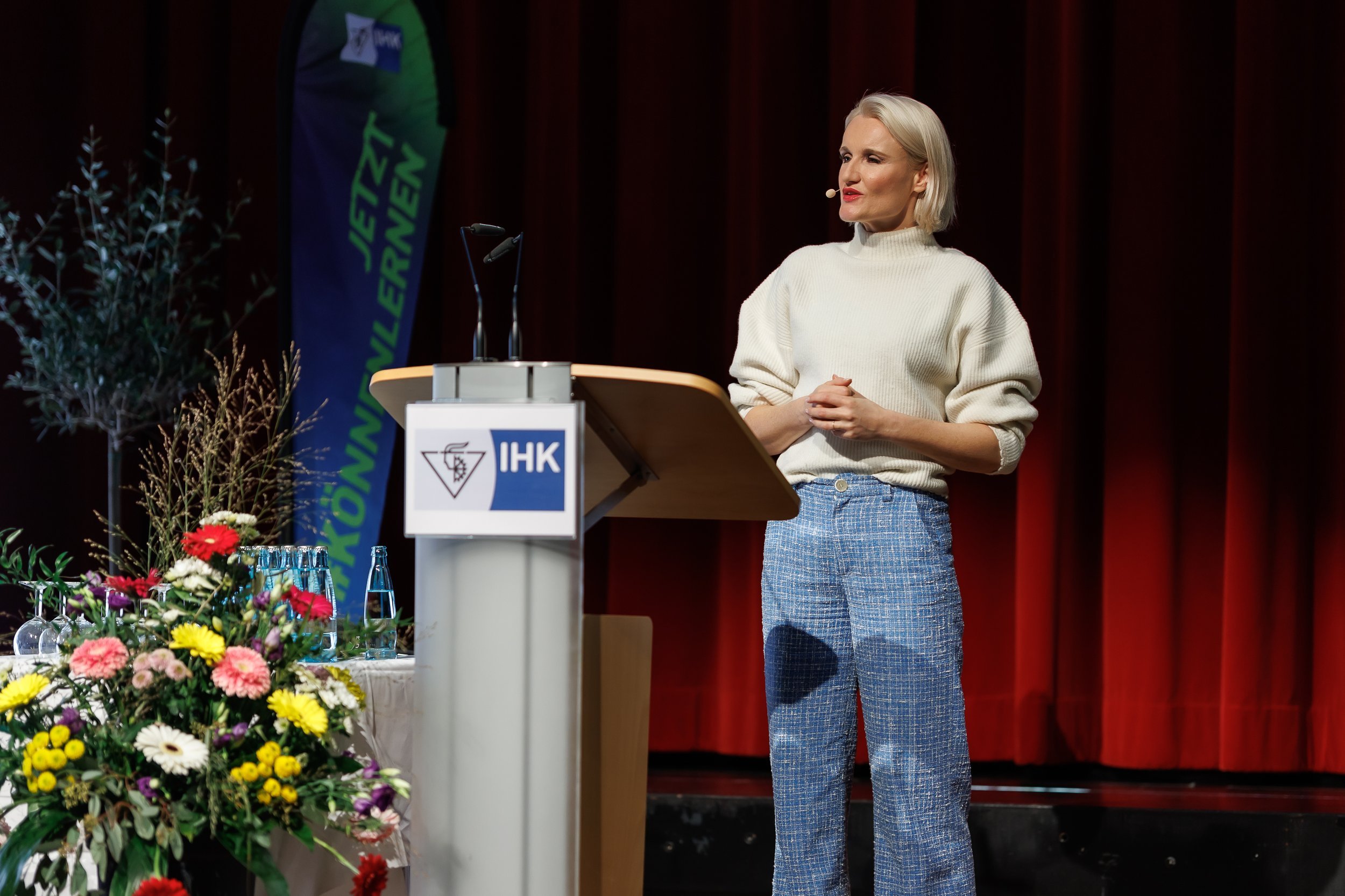 Henriette Frädrich spricht im Stadeum Stade bei der Landesbestenehrung der IHK – Blick von der Bühne ins Publikum