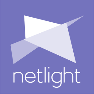 Netlight Logo mit blauer Hintergrund und weißem Text.